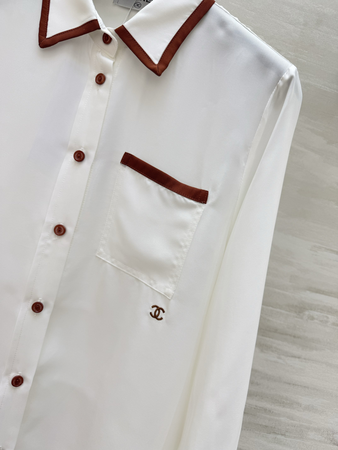 𝐂𝐡𝐚𝐧𝐞𝐥 𝐒𝐭𝐲𝐥𝐞 | 焦糖撞边真丝衬衫100%真丝面料 × 焦糖色撞边设计翻领+口袋+袖口撞色，