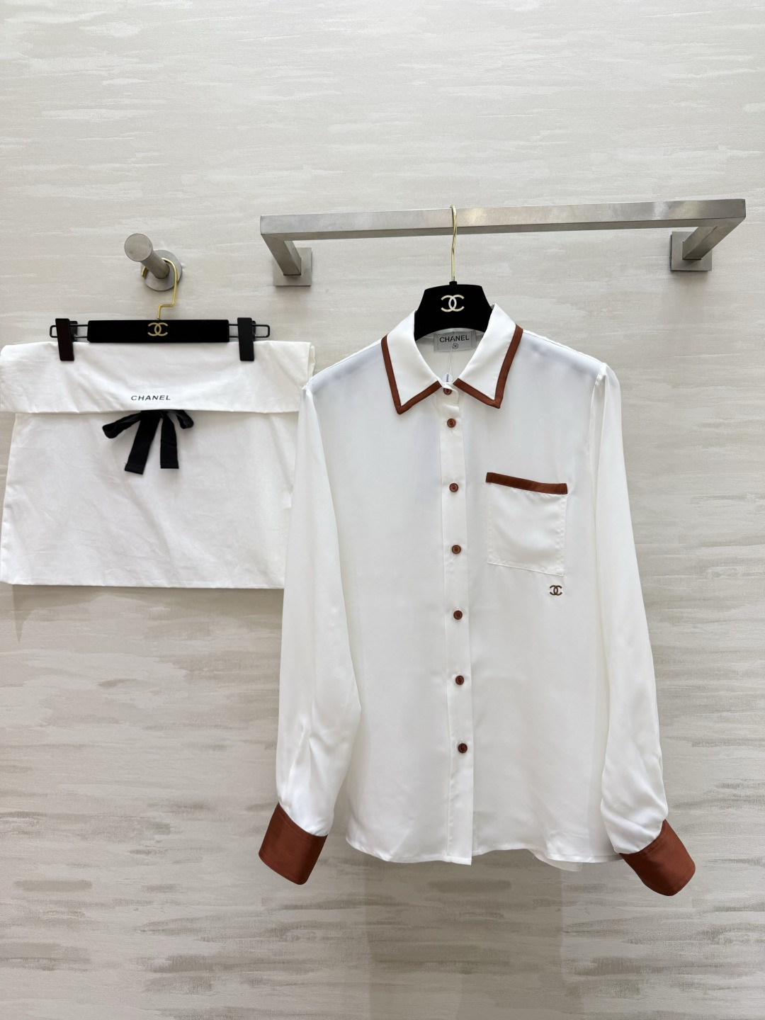 NO:821819,| Caramel contrast silk shirt Silk fabric19860909| 焦糖撞边真丝衬衫 真丝面料 × 焦糖色撞边设计 翻领+口袋+袖口撞色,细节精致 单穿&叠穿的贵气神器 高品质定制 现货首发size36/38/40（38码肩宽37,胸围96,衣长63）,香奈儿-服装,chanel,shirts,real silk,,Women's clothing
