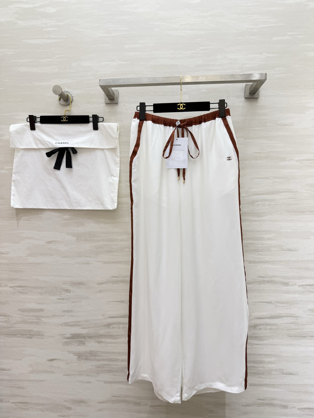 NO:821829,| White and brown contrasting wide-leg pants, drapey silk fabric × caramel side strip design, high waist drawstring + double C embroidery, low-key and exquisite, a relaxing tool for commuting and daily life, high-quality customization, available in stock first size 36/38/40 (38 size waist 72, pants length 100), Chanel-clothing, chanel, real silk,19860909| 白棕撞色阔腿裤 垂坠感真丝面料 × 焦糖侧条设计 高腰抽绳+双C刺绣,低调精致 通勤&日常的松弛感神器 高品质定制 现货首发size36/38/40（38码腰围72,裤长100）,香奈儿-服装,chanel,real silk,,Women's clothing