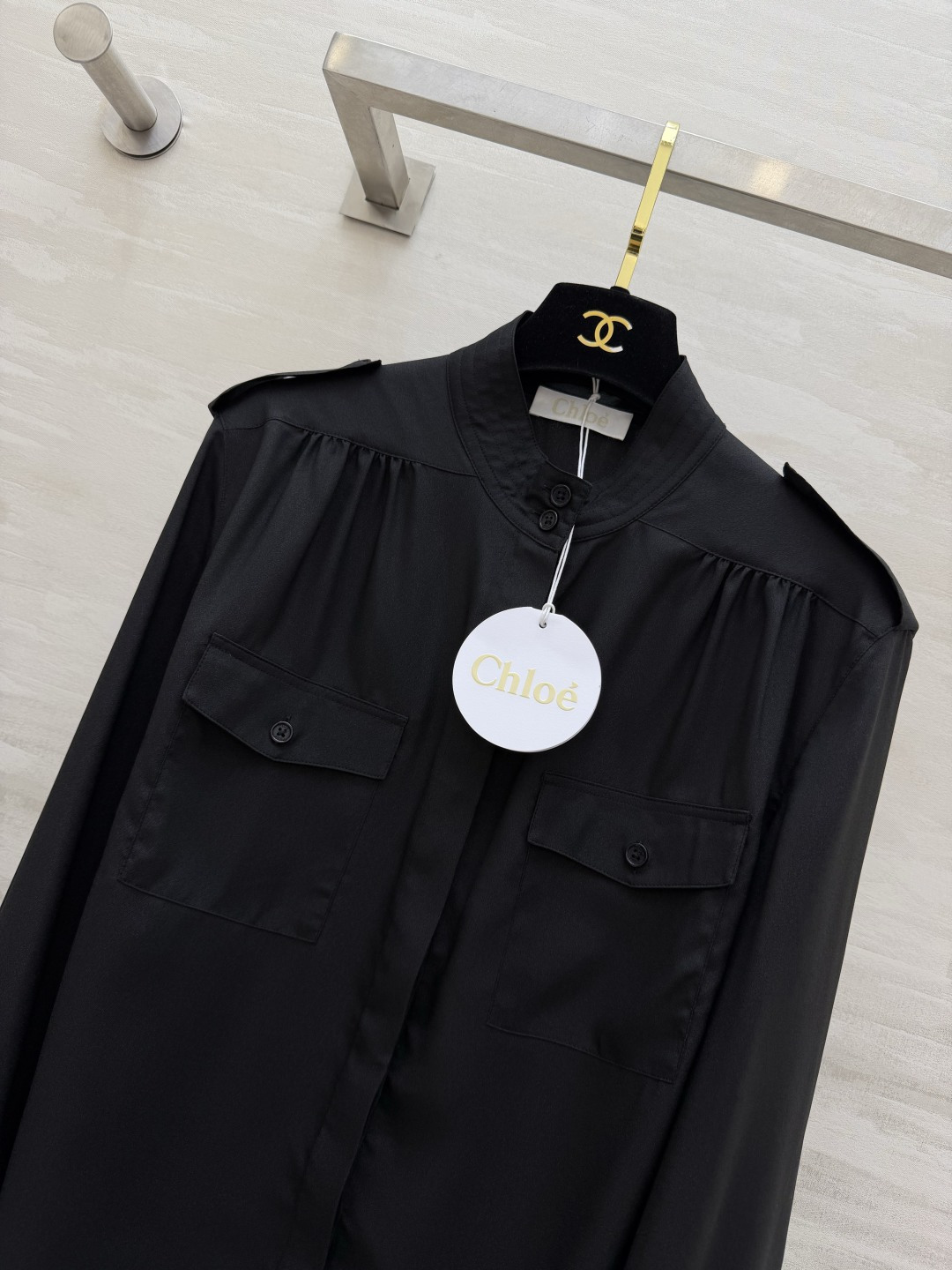 𝐂𝐡𝐥𝐨𝐞́ | 立领衬衣 柔滑面料 × 立领肩袢设计 双口袋细节 利落又温柔 高品质定制 现货首发si