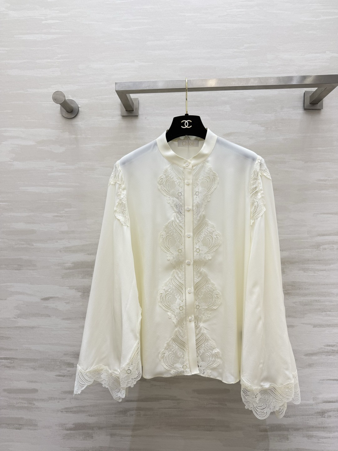 NO:821811,| Heavy lace silk shirt, draped silk fabric × full lace embroidery, off-white color, gentle and fairy-like!  High-quality customization, available in stock first size S/M/L/XL (shoulder width M size 37, bust 106, length 63), women's clothing, shirts, real silk,19860909| 重工蕾丝真丝衬衫 垂坠真丝面料 × 全幅蕾丝刺绣 米白配色,温柔又仙气！ 高品质定制 现货首发sizeS/M/L/XL（M码肩宽37,胸围106,衣长63）,女装,shirts,real silk,,Women's clothing