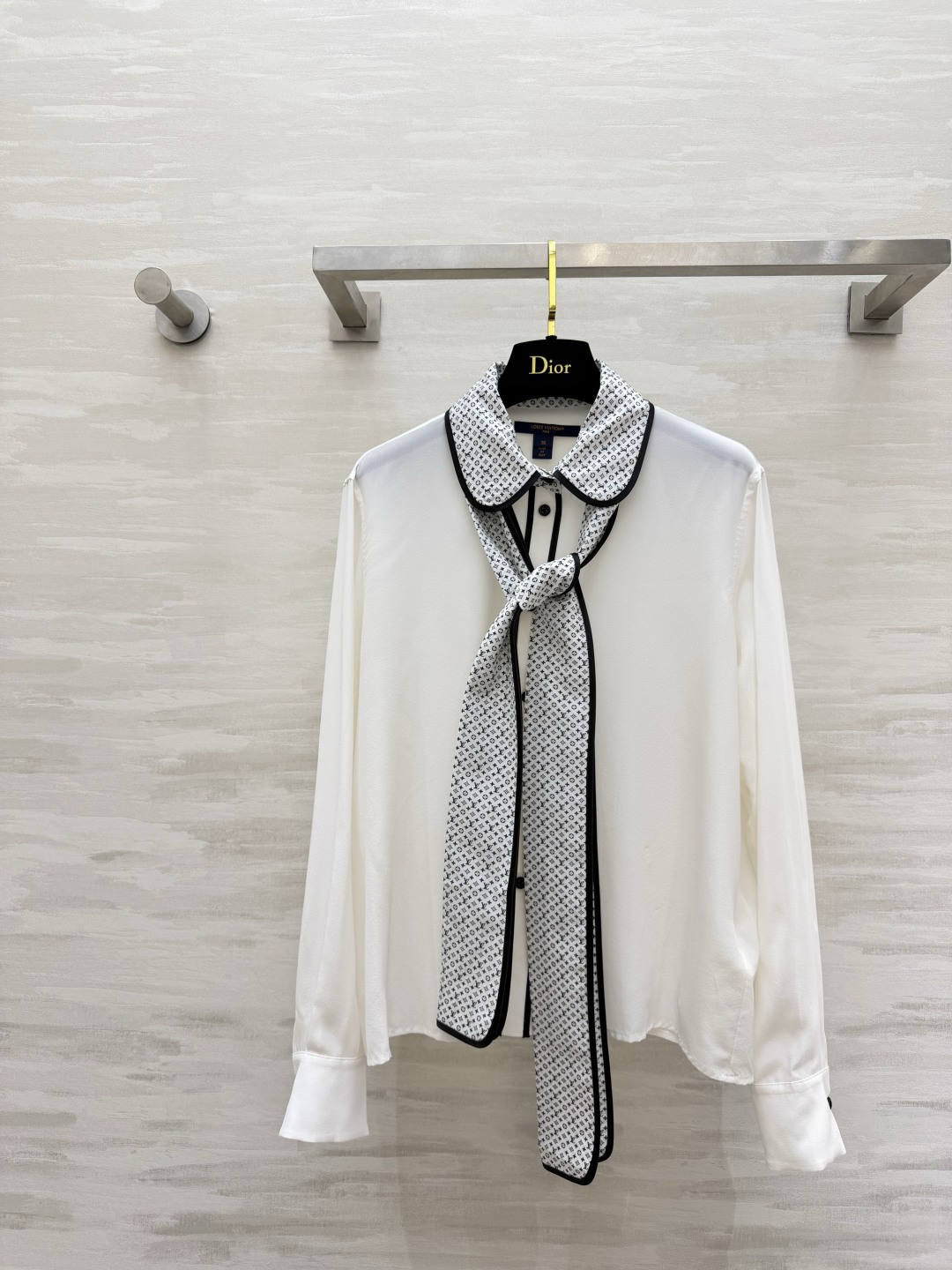 NO:821821,Lvvv 'Old money style white moonlight shirt is online' Silk texture with soft light filter, detachable presbyopia ribbon + contrasting color doll collar, can be salty or sweet, wear alone or layered, it has a sense of nobility. High-quality customization, available in stock first size S/M/L (), Louis Vuitton-clothing, louis vuitton, louis vuitton, shirts, real silk,19860909Lvvv「老钱风白月光衬衫上线」 自带柔光滤镜的真丝质感, 可拆卸老花飘带+撞色娃娃领, 可盐可甜,单穿叠穿都自带贵气感 高品质定制 现货首发sizeS/M/L（）,路易威登-服装,louis vuitton,louis vuitton,shirts,real silk,,Women's clothing