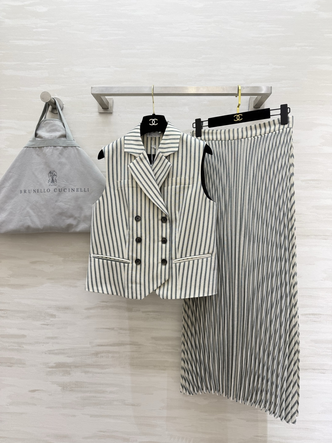 Brunello Cucinelli²⁶条纹系列教科书级别的“低调贵气”被这套拿捏了✨双排扣马甲+不对称