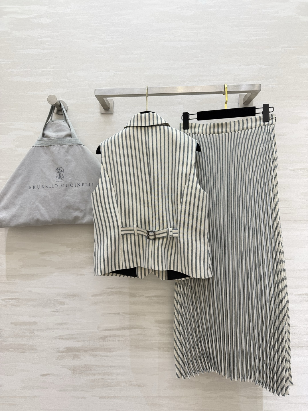 Brunello Cucinelli²⁶条纹系列教科书级别的“低调贵气”被这套拿捏了✨双排扣马甲+不对称