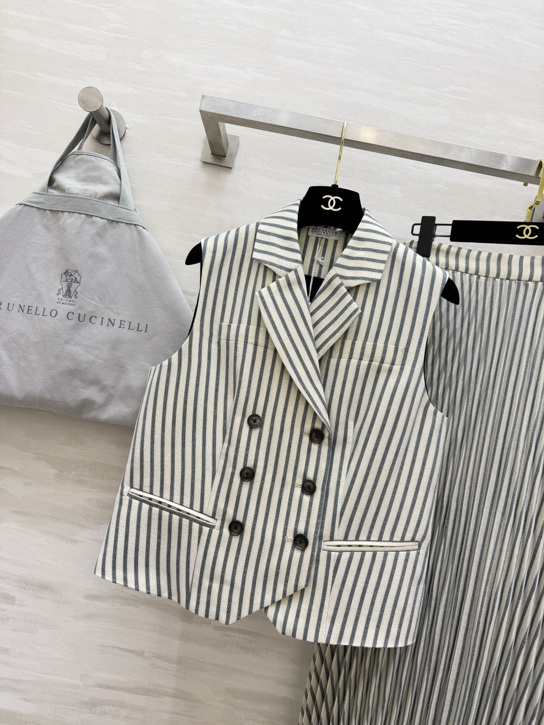 Brunello Cucinelli²⁶条纹系列教科书级别的“低调贵气”被这套拿捏了✨双排扣马甲+不对称