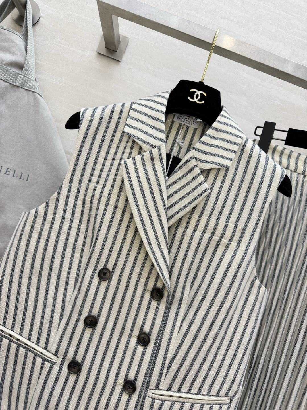 Brunello Cucinelli²⁶条纹系列教科书级别的“低调贵气”被这套拿捏了✨双排扣马甲+不对称