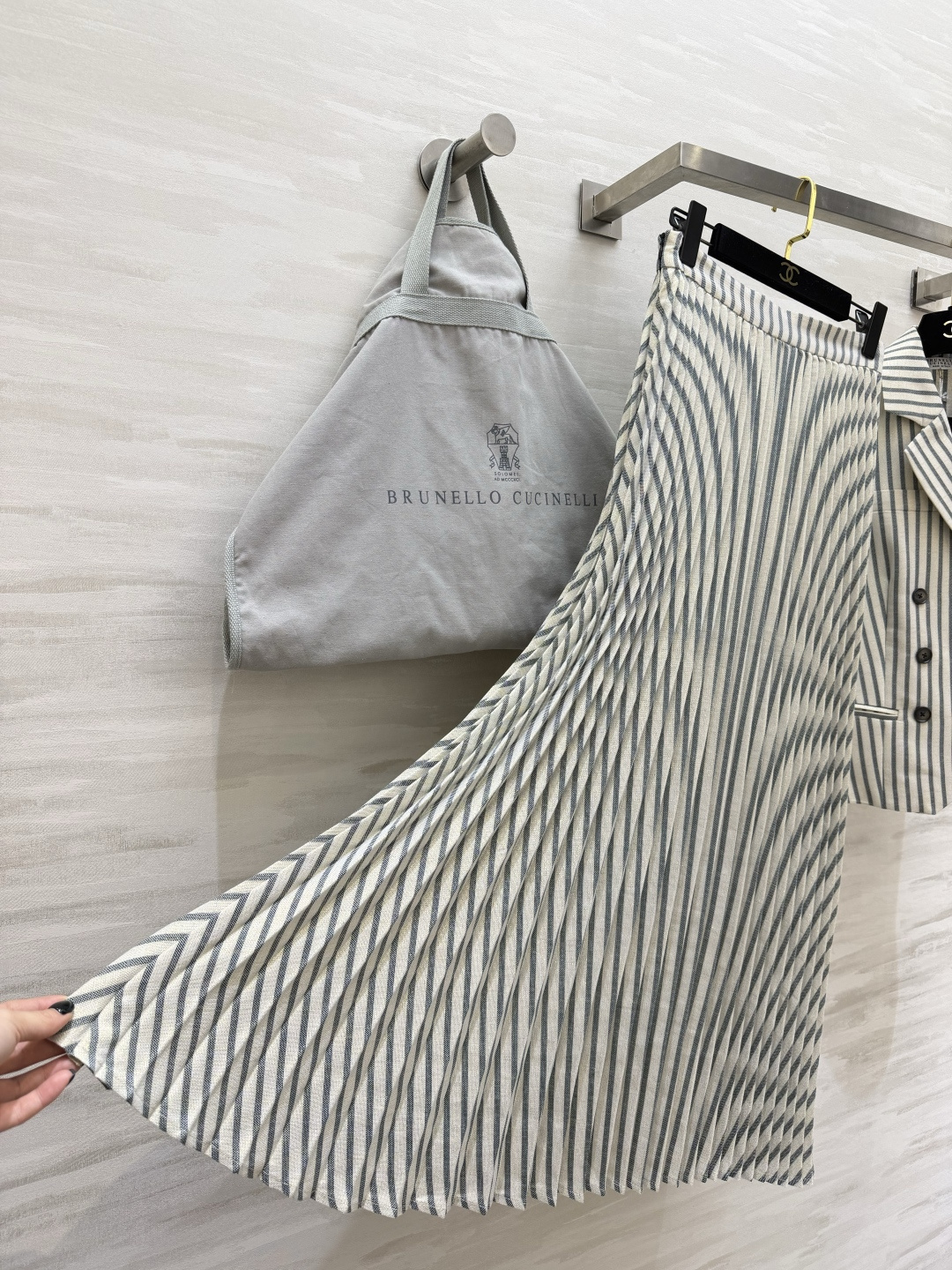 Brunello Cucinelli²⁶条纹系列教科书级别的“低调贵气”被这套拿捏了✨双排扣马甲+不对称