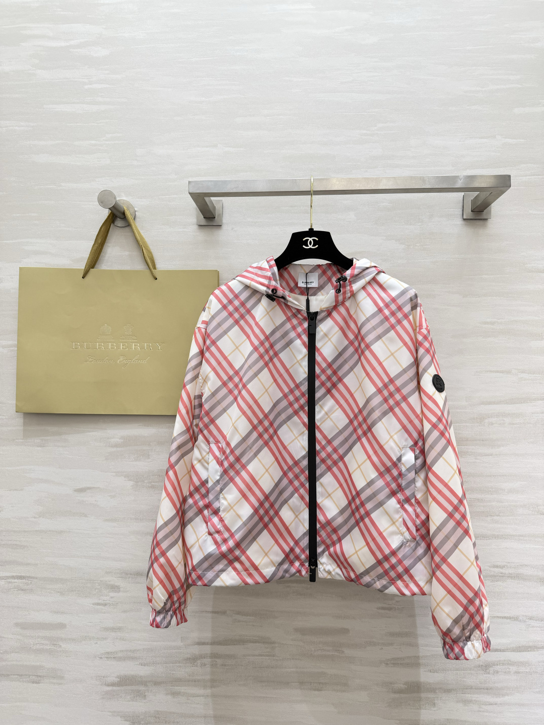 NO:821837,Burberr pink-toned plaid hooded jacket. The British classic plaid meets soft pink tones, which directly enhances the atmosphere and brand recognition. Lightweight windproof fabric + neat tailoring, easy to maintain a relaxed and elegant feel for daily commuting/traveling, effortless high-end, one piece is enough. High-quality customization, available in stock first size S/M/L (S size bust 110, length 55), Burberry - Clothing, burberry, jackets &  coats, hats,19860909Burberr粉调格纹连帽外套 英伦经典格纹遇上温柔粉调, 把氛围感和品牌辨识度直接拉满. 轻薄防风面料+利落剪裁, 日常通勤/出游都能轻松拿捏松弛贵气感, 不费力的高级,一件就够了. 高品质定制 现货首发sizeS/M/L（s码胸围110,衣长55）,博柏利-服装,burberry,jackets & coats,hats,,Women's clothing