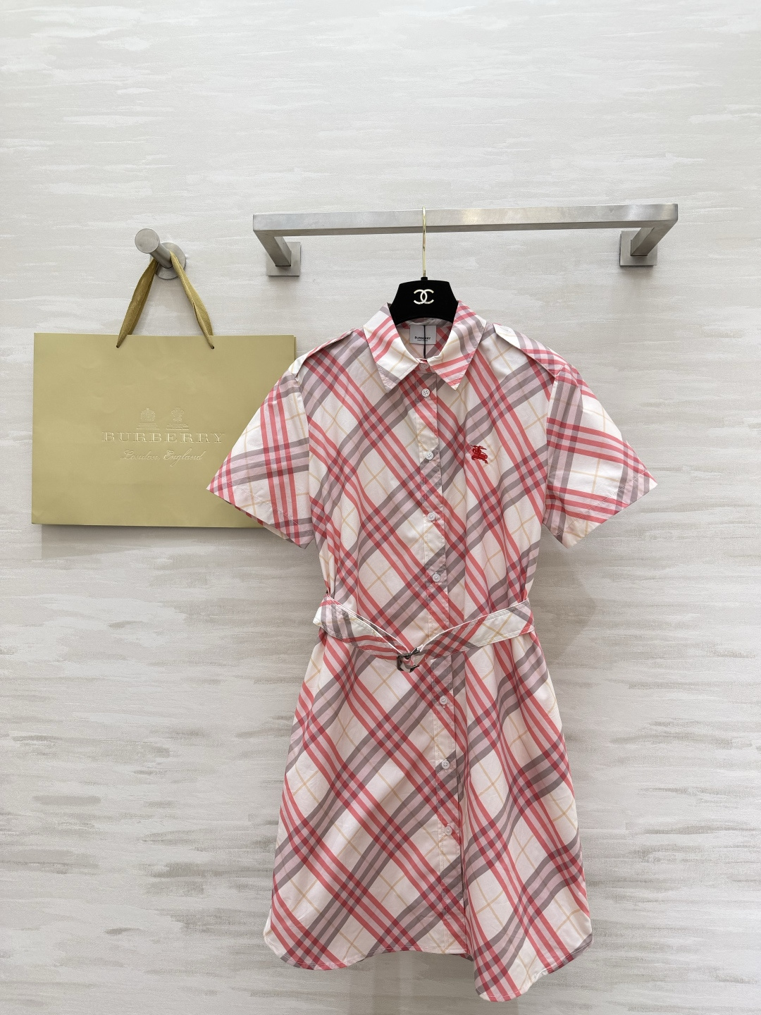 NO:821844,Burberr pink-toned plaid shirt dress is the gentle feeling of wearing British style. The classic plaid meets the sweet pink tone. The belt waist design instantly changes the ratio of 30 to 70. It is refreshing when worn alone and looks great with a small jacket. It is a suitable shirt for dating/traveling/commuting~ High-quality customization. Available in stock first size S/M/L (S size bust 104, length 91), Burberry - Clothing, burberry, skirts, jackets &  coats,shirts,19860909Burberr粉调格纹衬衫裙 是把英伦穿在身上的温柔感 经典格纹遇上清甜粉调, 腰带收腰设计秒变三七分比例, 单穿清爽,搭配小外套也很绝, 约会/出游/通勤都适配的战袍~ 高品质定制 现货首发sizeS/M/L（s码胸围104,衣长91）,博柏利-服装,burberry,skirts,jackets & coats,shirts,,Women's clothing