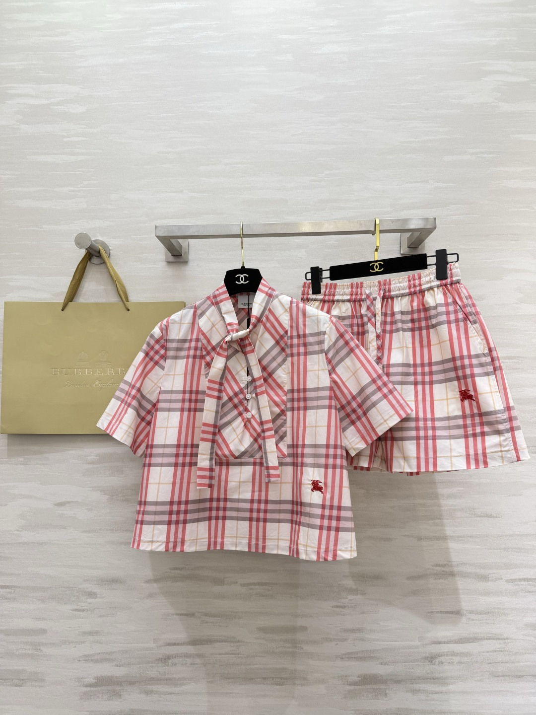 NO:821852,Burberr plaid shirt and shorts set is a sweet interpretation of the classic diagonal pattern, and the bow tie design adds smart details. It can be matched with the same series to save the worry of matching. It is relaxed and refined, with a British girly feel. High-quality customization, available in stock, sizeS/M/L (S size bust 100, length 51, pants waist 66, hips 102, pants length 39.5), Burberry - clothing, burberry, shorts, shirts,19860909Burberr格纹衬衫短裤套装 经典斜格纹的清甜演绎, 领结设计增添灵动细节, 同系列搭配省去搭配烦恼, 松弛又精致,自带英伦少女感. 高品质定制 现货首发sizeS/M/L（s码胸围100,衣长51,裤子腰围66,臀围102,裤长39.5）,博柏利-服装,burberry,shorts,shirts,,Women's clothing