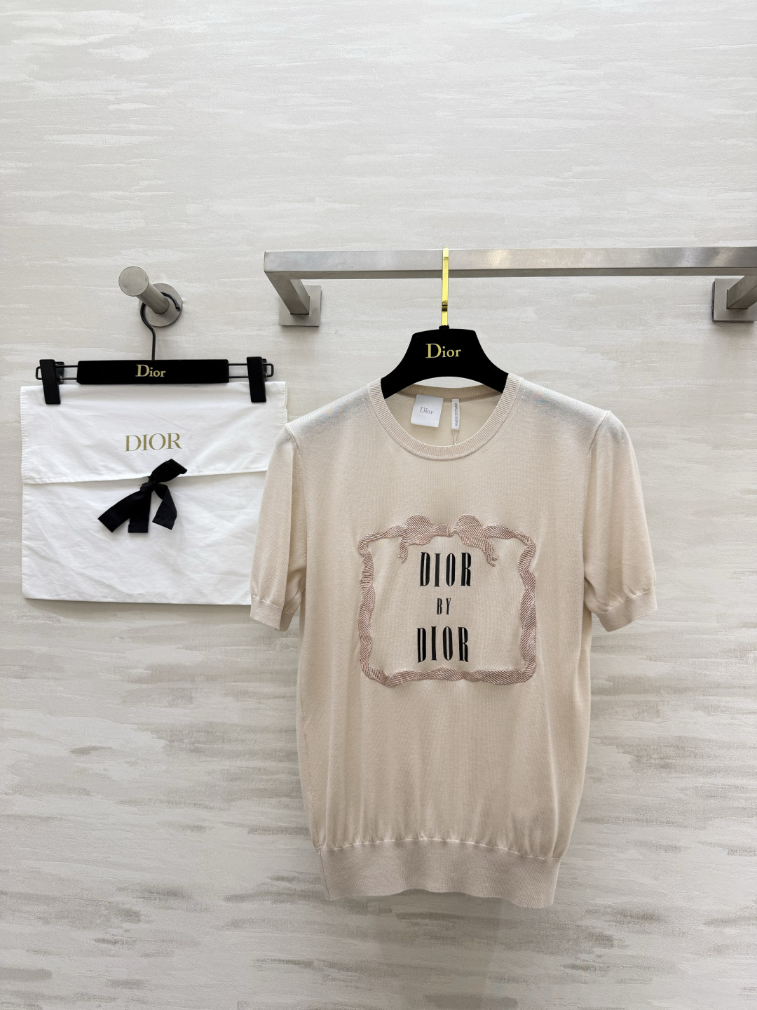 NO:821871,Knitted short sleeves. Minimalist off-white × exquisite embroidery. Wear the brand's elegant aesthetics on your body. Soft and breathable knitted fabric. Comfortable and textured. Low-key and unobtrusive elegance. Easily maintain a sense of luxury in your daily life. High-quality customization. Available in stock first size 36/38/40 (, Dior-clothing, dior, T-shirt,19860909针织短袖 极简米白×精致刺绣 把品牌的优雅美学穿在身上 软糯透气的针织面料 舒适与质感兼具 低调不张扬的贵气 日常轻松拿捏高级感 高品质定制 现货首发size36/38/40（,迪奥-服装,dior,T-shirt,,Women's clothing