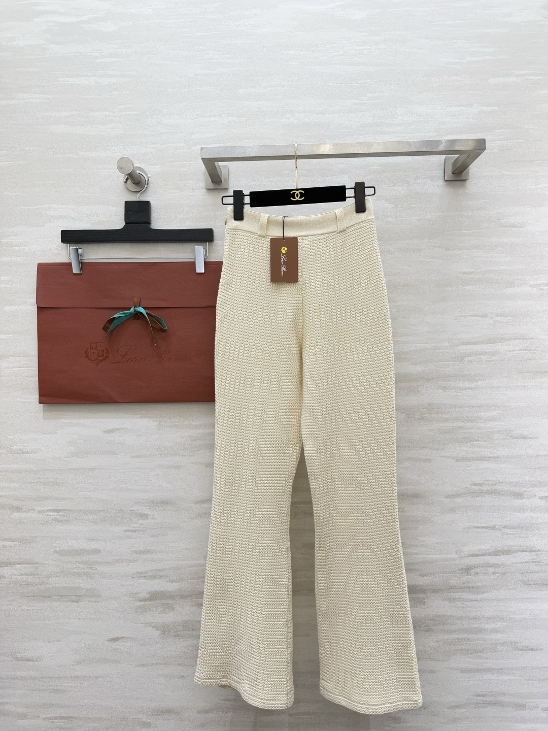 NO:821853,Knitted boot-cut trousers Cream off-white19860909针织微喇裤 奶油米白×肌理针织 自带松弛贵气感 垂坠显瘦的版型 兼顾舒适与质感 轻松拿捏不费力的优雅 高品质定制 现货首发sizeS/M/L（）,女装,,Women's clothing