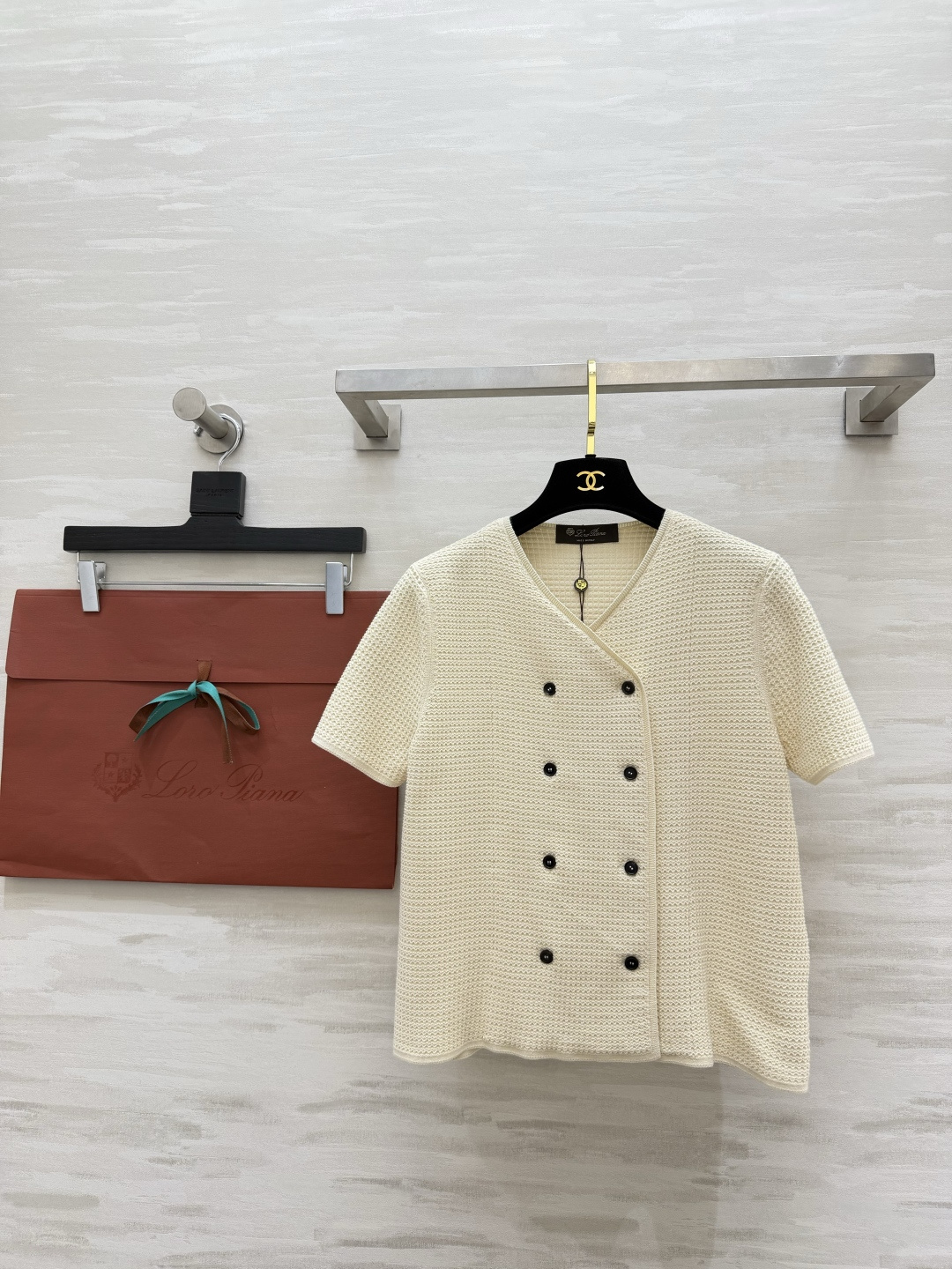 NO:821856,Texture knitted cardigan Creamy off-white19860909肌理针织开衫 奶油米白×双排扣设计 自带低调贵气感 软糯透气的顶级面料 兼顾舒适与质感 轻松拿捏不费力的优雅 高品质定制 现货首发sizeS/M/L（）,女装,,Women's clothing