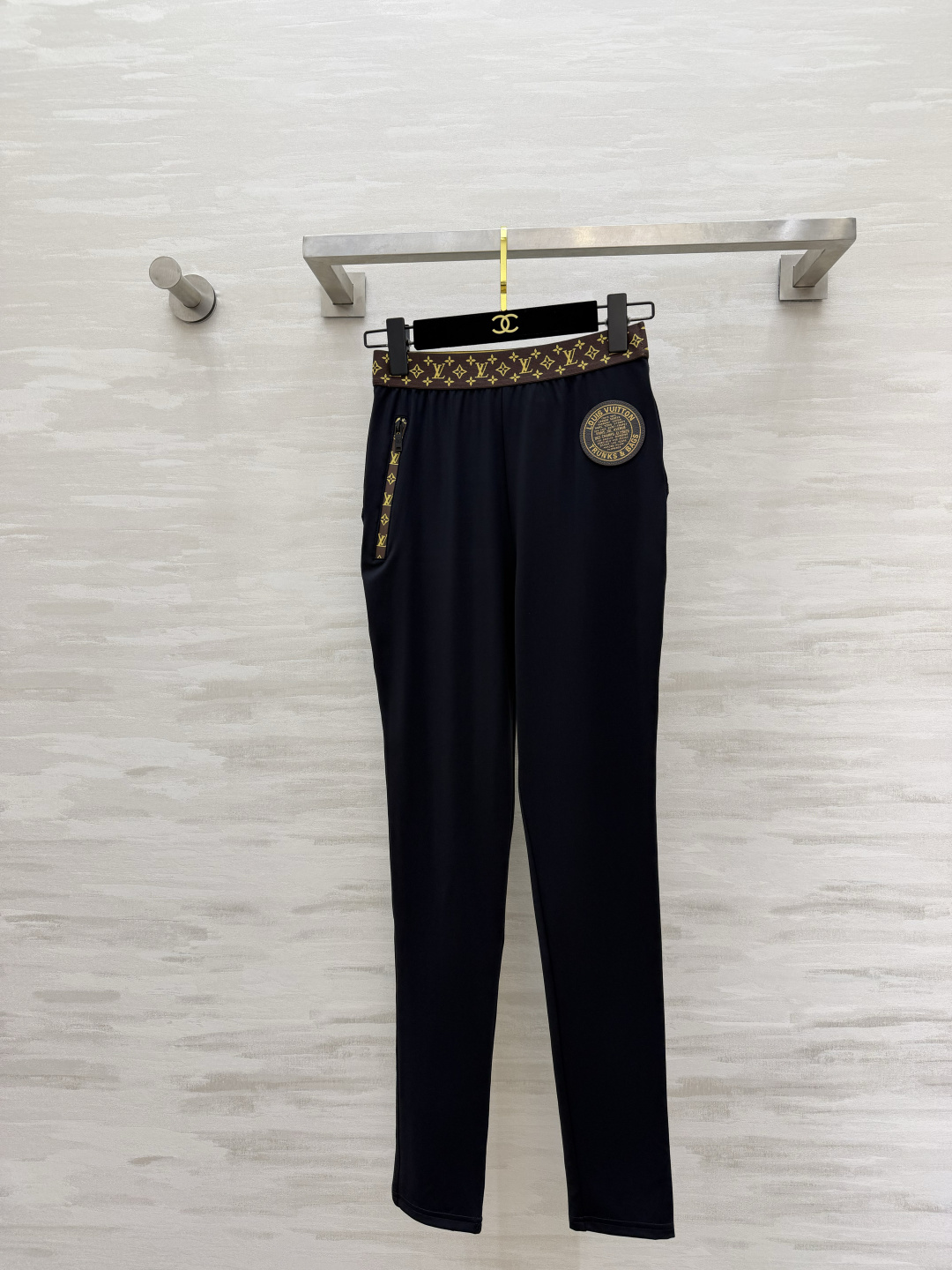 NO:836622,vv presbyopic waist casual pants, classic black × presbyopic elements, with a low-key sense of luxury, comfortable drape fabrics, taking into account daily life and texture, easy to handle and effortless high-quality customization, available in stock first size S/M/L (S size waist 62, hip 80, pants length 98.5),,19860909vv老花腰边休闲裤 经典黑×老花元素 自带低调奢潮感 垂坠舒适的面料 兼顾日常与质感 轻松拿捏不费力的高级 高品质定制 现货首发sizeS/M/L（s码腰围62,臀围80,裤长98.5）,,,Women's clothing