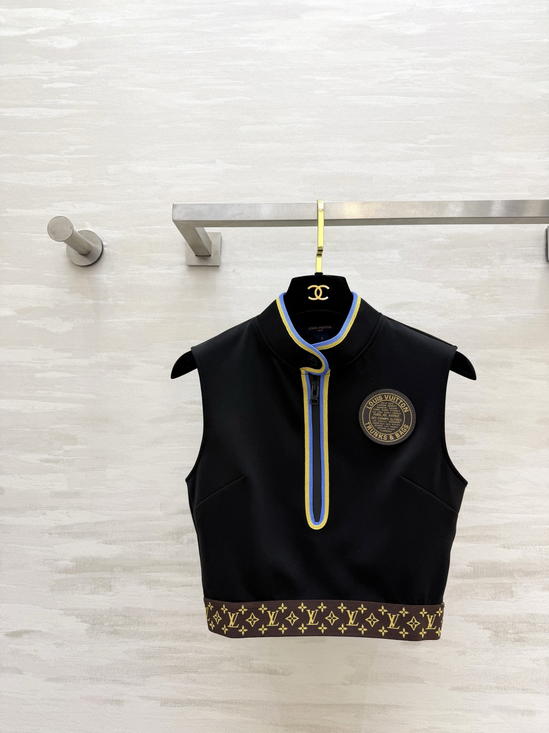 NO:836613,vv contrasting color presbyopic vest, classic black × contrasting color lines × presbyopic elements, comes with luxury and trendy recognition, neat version, taking into account both coolness and texture, easy to master street high-end style, high-quality customization, ready for release, size S/M/L (S size bust 82, length 38),,19860909vv撞色老花背心 经典黑×撞色线条×老花元素 自带奢潮辨识度 利落版型 兼顾酷感与质感 轻松拿捏街头高级风 高品质定制 现货首发sizeS/M/L（s码胸围82,衣长38）,,,Women's clothing