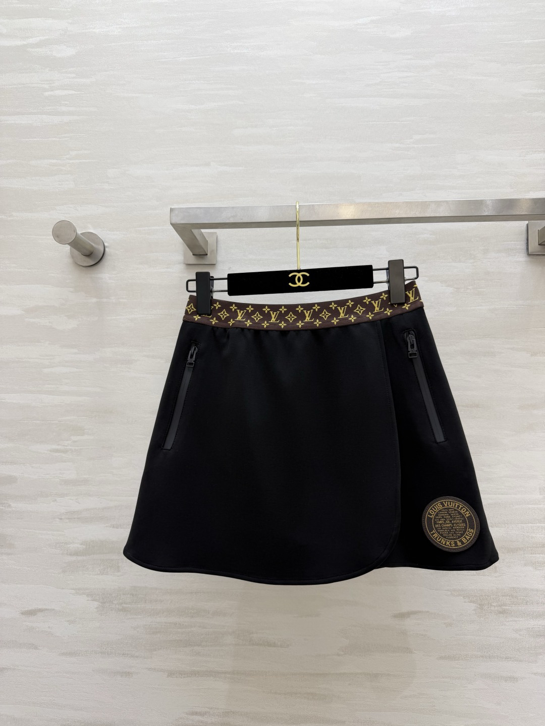 NO:836604,vv presbyopic waist sports skirt, classic black × presbyopic elements, with a low-key sense of luxury, neat A-line version, both cool and practical, easy to master street high-end style, high-quality customization, available in stock, size S/M/L (S size waist 68, hip 98, skirt length 40),,skirts,19860909vv老花腰边运动短裙 经典黑×老花元素 自带低调奢潮感 利落A字版型 兼顾酷感与实用性 轻松拿捏街头高级风 高品质定制 现货首发sizeS/M/L（s码腰围68,臀围98,裙长40）,,skirts,,Women's clothing