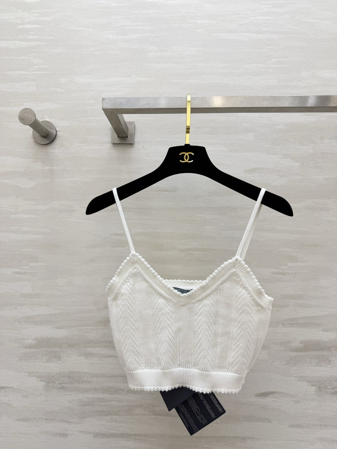NO:837314,#Prad temperament knitted sling is minimalist and clean milky white. Delicate cable texture. Super texture. V-neck short waist-revealing cut. Gentle and a little pure. It will be a god when worn alone. It is a must-have item for summer wardrobe. It is easy to create a high-end relaxed atmosphere. It is dignified and not artificial. Exquisite girls close their eyes and enter high-quality customization. Ready-made first size S/M/L (S size bust 68, length 38),, prada,19860909#Prad气质针织吊带极简干净奶白色 细腻绞花纹理 肌理感超绝 V领短款露腰剪裁 温柔又带点小纯欲 单穿内搭都封神 夏天衣柜刚需款 轻松拿捏高级松弛氛围感 显贵又不刻意 精致女孩闭眼入高品质定制 现货首发sizeS/M/L（s码胸围68,衣长38）,,prada,,Women's clothing