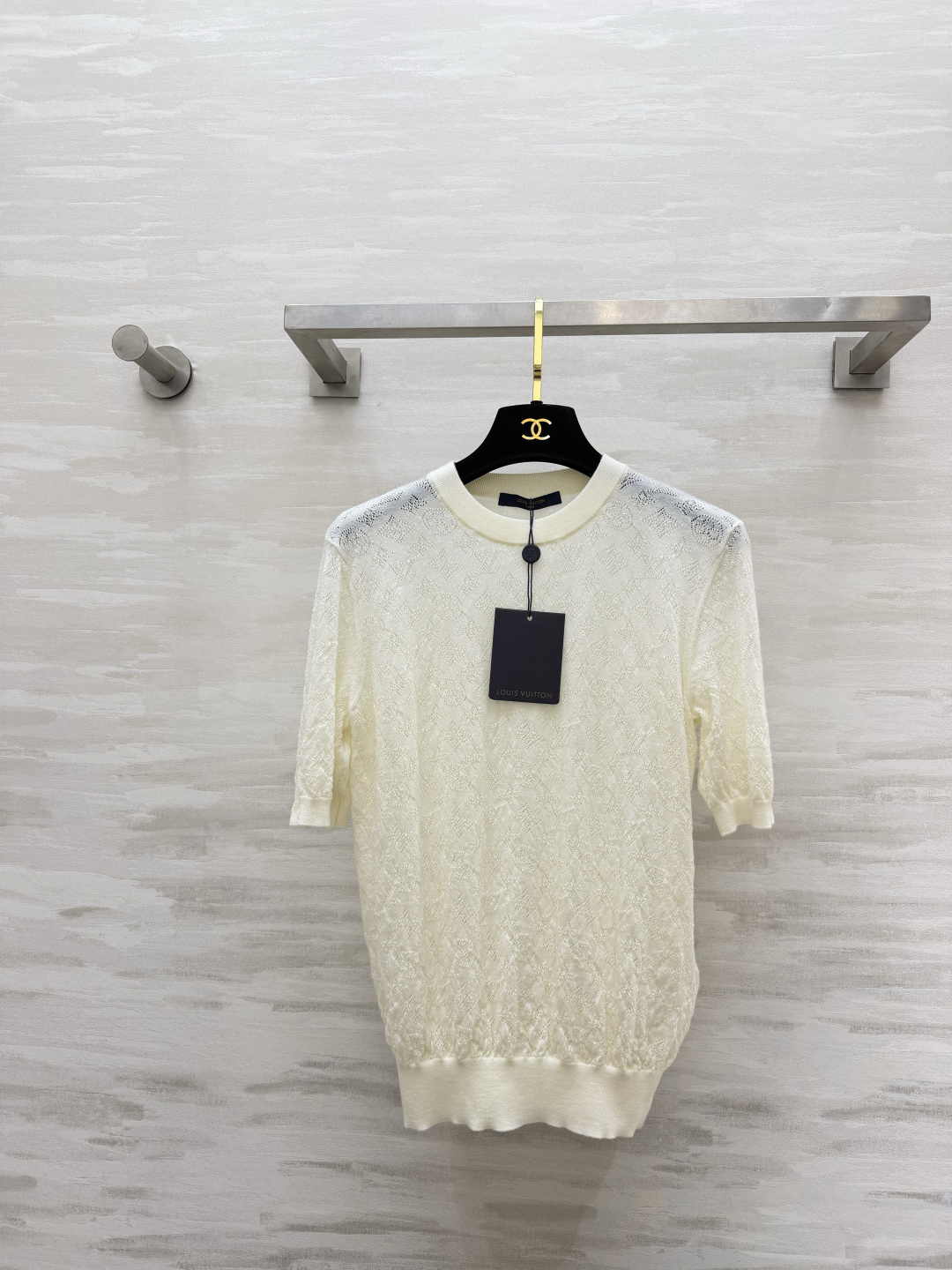NO:837320,Lvvv classic dark pattern jacquard knitted T. The off-white color is really too gentle. Delicate hollow knitting technology. Breathable and not stuffy. The upper body is light and burden-free. Low-key and full of details. Simple and neat style. Not deliberately modified but super hidden in the figure. Can be used for commuting, daily life and dating. A high-end outfit that can cover the entire spring and summer. High-quality customization. Ready for sale in sizes S/M/L, Louis Vuitton,19860909Lvvv经典暗纹提花针织T 米白色真的太温柔了细腻镂空针织工艺 透气不闷 上身轻盈无负担低调又满是细节质感 简约利落的版型 不刻意修饰却超藏身材 通勤、日常、约会都能hold住 一件承包整个春夏的高级穿搭 高品质定制 现货首发sizeS/M/L,,louis vuitton,,Women's clothing