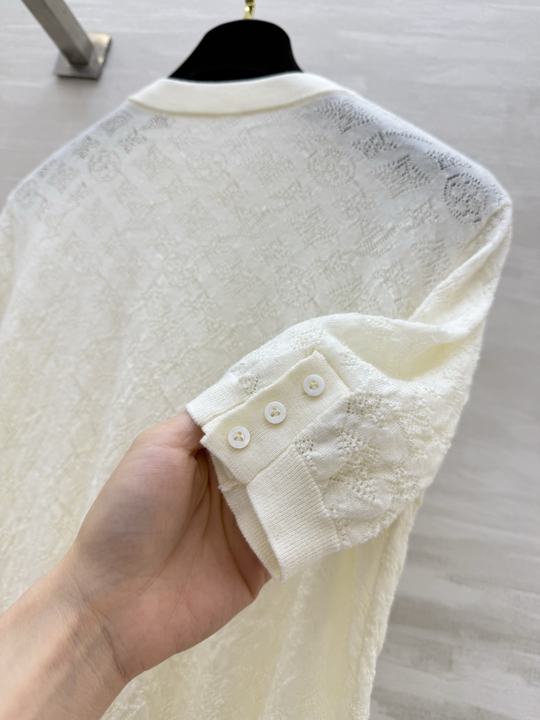 Lvvv²⁶经典暗纹提花针织T 米白色真的太温柔了💫细腻镂空针织工艺 透气不闷 上身轻盈无负担低调又满是