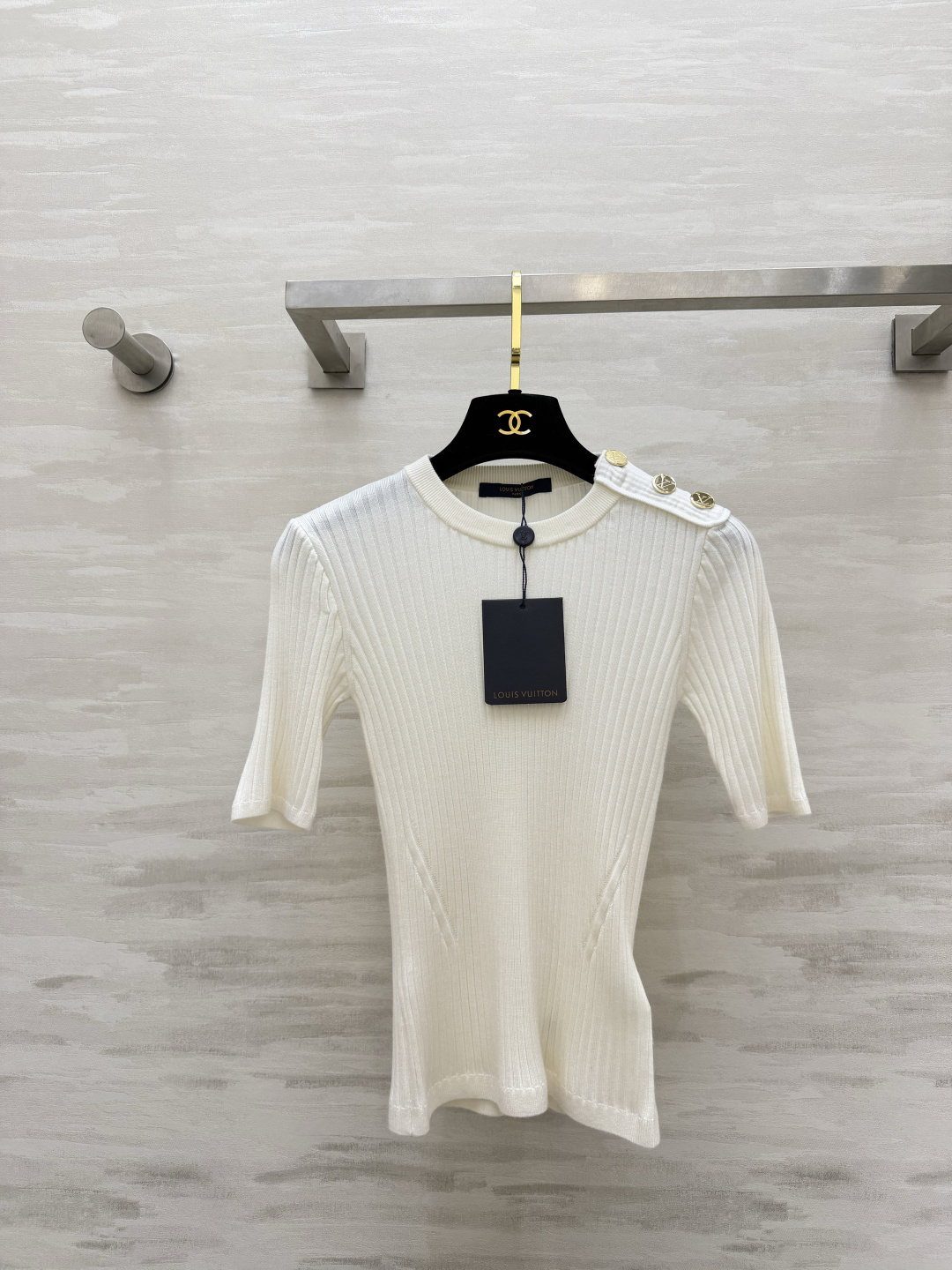 NO:837331,Lvvv spring and summer new product nautical nautical series gold buckle pit stripe sweater off-white gentle ceiling vertical stripe texture | slim and slim metal shoulder buckle | high-end and exquisite, no choice of figure, no choice of matching, daily commuting, full of light and mature atmosphere, exquisite girls have a single item they need, high quality customization, ready for sale, sizeS/M/L,, louis vuitton,19860909Lvvv春夏新品nautical航海系列金扣坑条针织衫 米白温柔天花板 竖条肌理｜显瘦修身 金属肩扣｜高级精致 不挑身材 不挑搭配 日常通勤 轻熟氛围感拉满 精致女生人手一件刚需单品 高品质定制 现货首发sizeS/M/L,,louis vuitton,,Women's clothing
