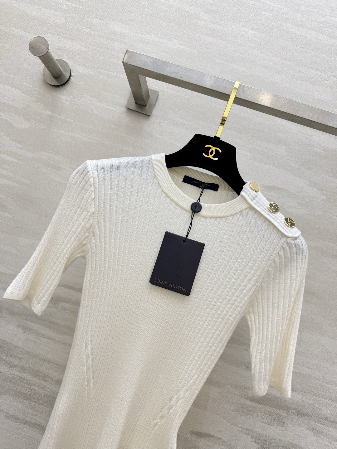 Lvvv²⁶春夏新品nautical航海系列⛵️金扣坑条针织衫 米白温柔天花板 竖条肌理｜显瘦修身 金属