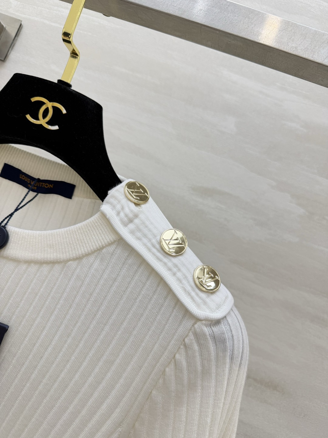 Lvvv²⁶春夏新品nautical航海系列⛵️金扣坑条针织衫 米白温柔天花板 竖条肌理｜显瘦修身 金属