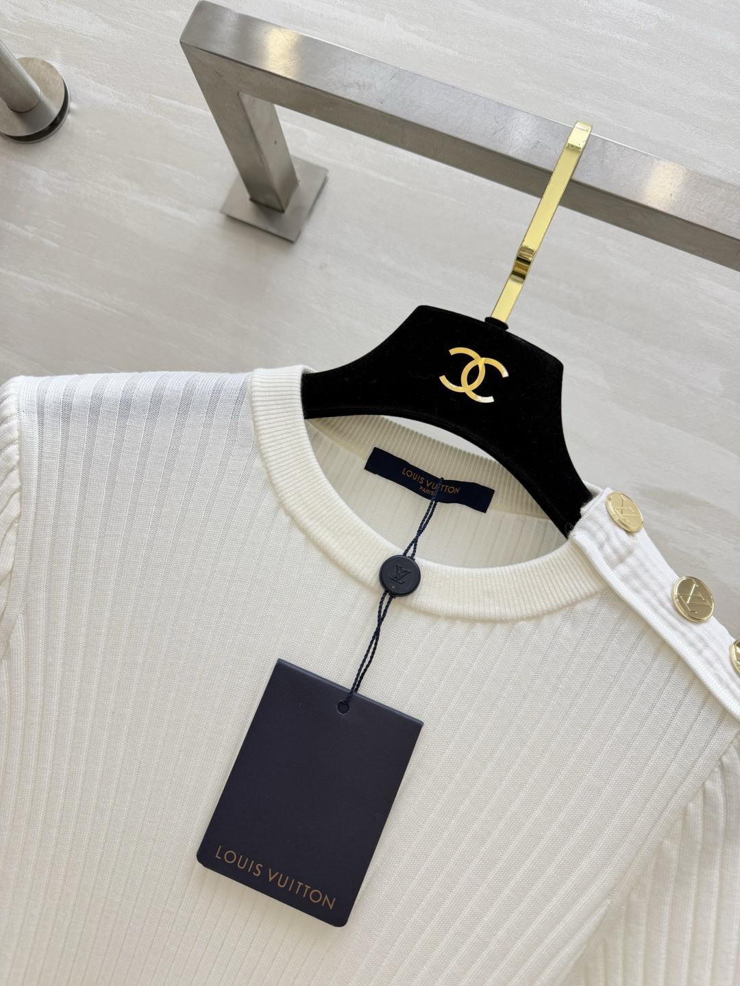 Lvvv²⁶春夏新品nautical航海系列⛵️金扣坑条针织衫 米白温柔天花板 竖条肌理｜显瘦修身 金属