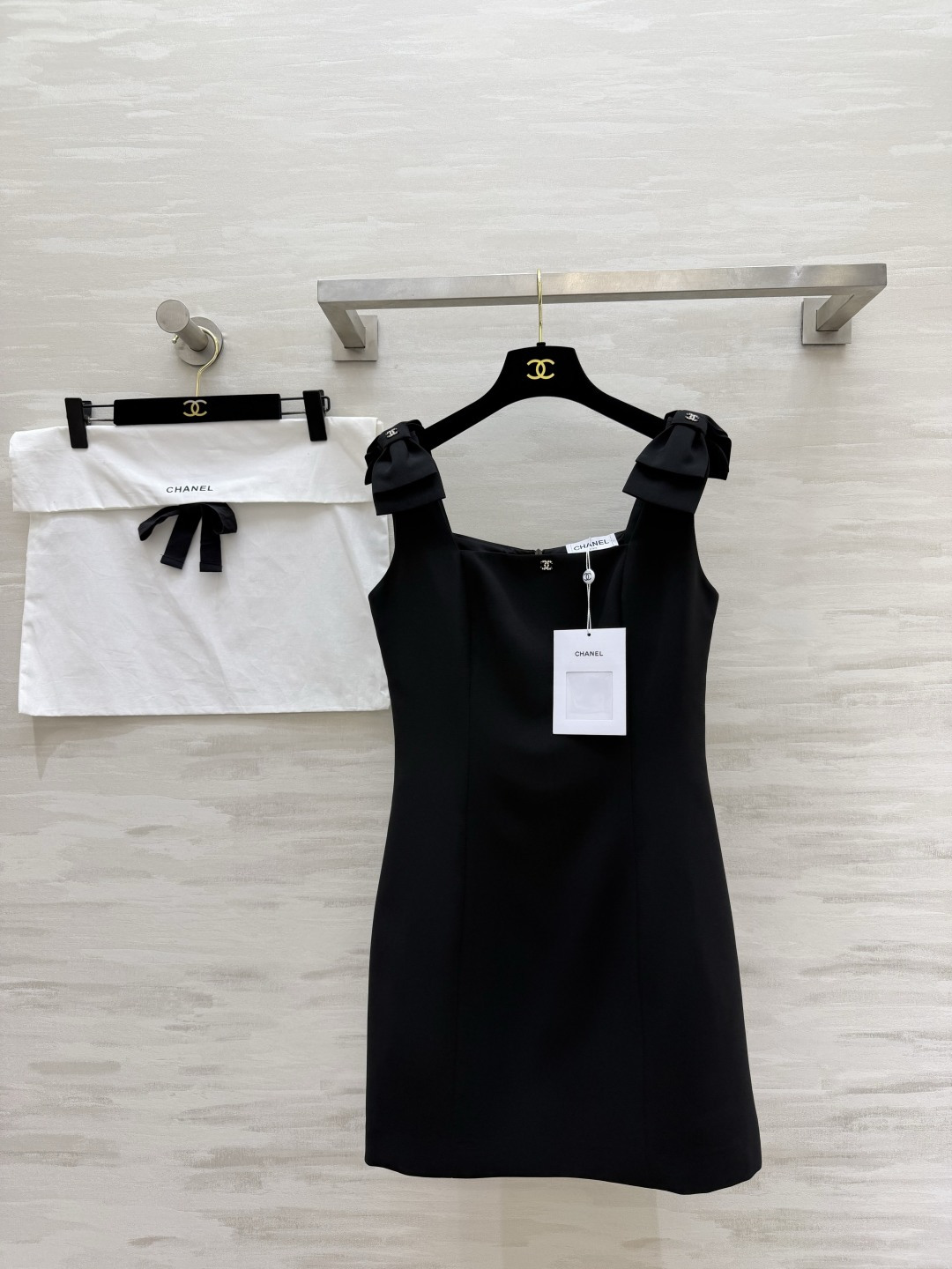 NO:822177,#Chaness bow shoulder strap suspender dress. Forever elegant ceiling square neck version super-modifying the neck line. Three-dimensional bow epaulette. Exquisite double C details. Clean and slim straight cut. Perfect waist to highlight the body curve. Gentle and dignified aura. For dinners, dates, parties, and daily commuting. One piece can easily be worn to create the exquisite atmosphere of a French lady. Black classic will never go out of style. A wardrobe must-have!  High-quality customization, available in stock first size 36/38/40/42 (36 bust 80, skirt length 77), Chanel-clothing, chanel, chanel, skirts,19860909#Chaness蝴蝶结肩带吊带裙 永远的优雅天花板方领版型超修饰脖颈线条 立体蝴蝶结肩章 精致双C细节 利落修身直筒剪裁 完美收腰凸显身材曲线 气场温柔又显贵 出席晚宴、约会、聚会、日常通勤 一件轻松穿出法式大小姐的精致氛围感 黑色经典永不过时 衣柜必备！高品质定制 现货首发size36/38/40/42（36胸围80,裙长77）,香奈儿-服装,chanel,chanel,skirts,,Women's clothing