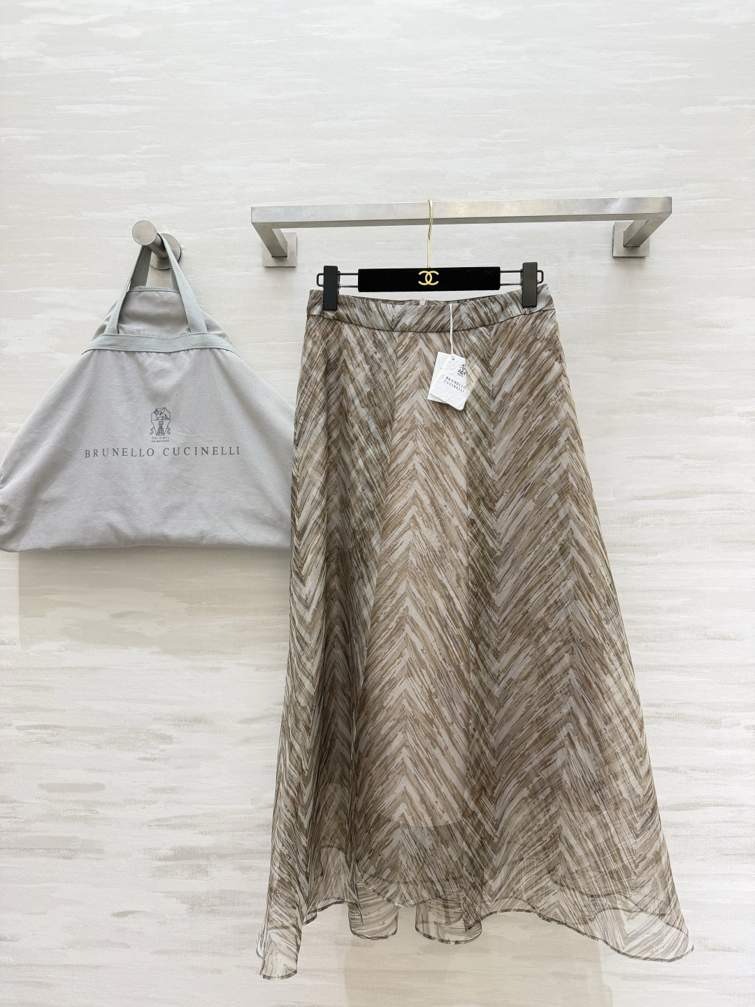 NO:822164,Brunello Cucinell Mulberry Silk Swing Skirt Wear Italian lazy elegance on your body. Maillard brown tone herringbone print. Gentle and comes with retro advanced filter. Clear mulberry silk fabric. Light as clouds. The drape is amazing. The skirt flows in the wind when you move around. High-waisted A-line large umbrella skirt version. Suitable for commuting, vacation, and daily wear!  Wear it casually with simple knitted or T-shirts and you will look elegant. Low-key and luxurious texture. Everyone knows how to customize high quality. Available in stock first size 36/38/40/42 (size 38 waist 72, skirt length 90), women's clothing, brunello cucinelli, skirts, tees, t-shirt,19860909Brunello Cucinell桑蚕丝大摆半裙 把意式慵懒贵气穿在身上 美拉德棕调人字纹印花 温柔又自带复古高级滤镜 清透桑蚕丝面料 轻盈如云 垂坠感绝了 走动间裙摆随风飘逸 高腰A字大伞裙版型 通勤、度假、日常穿搭都适配！随便搭简单针织、T恤就优雅出圈 低调轻奢的质感 懂的都懂高品质定制 现货首发size36/38/40/42（38码腰围72,裙长90）,女装,brunello cucinelli,skirts,tees，t-shirt,,Women's clothing