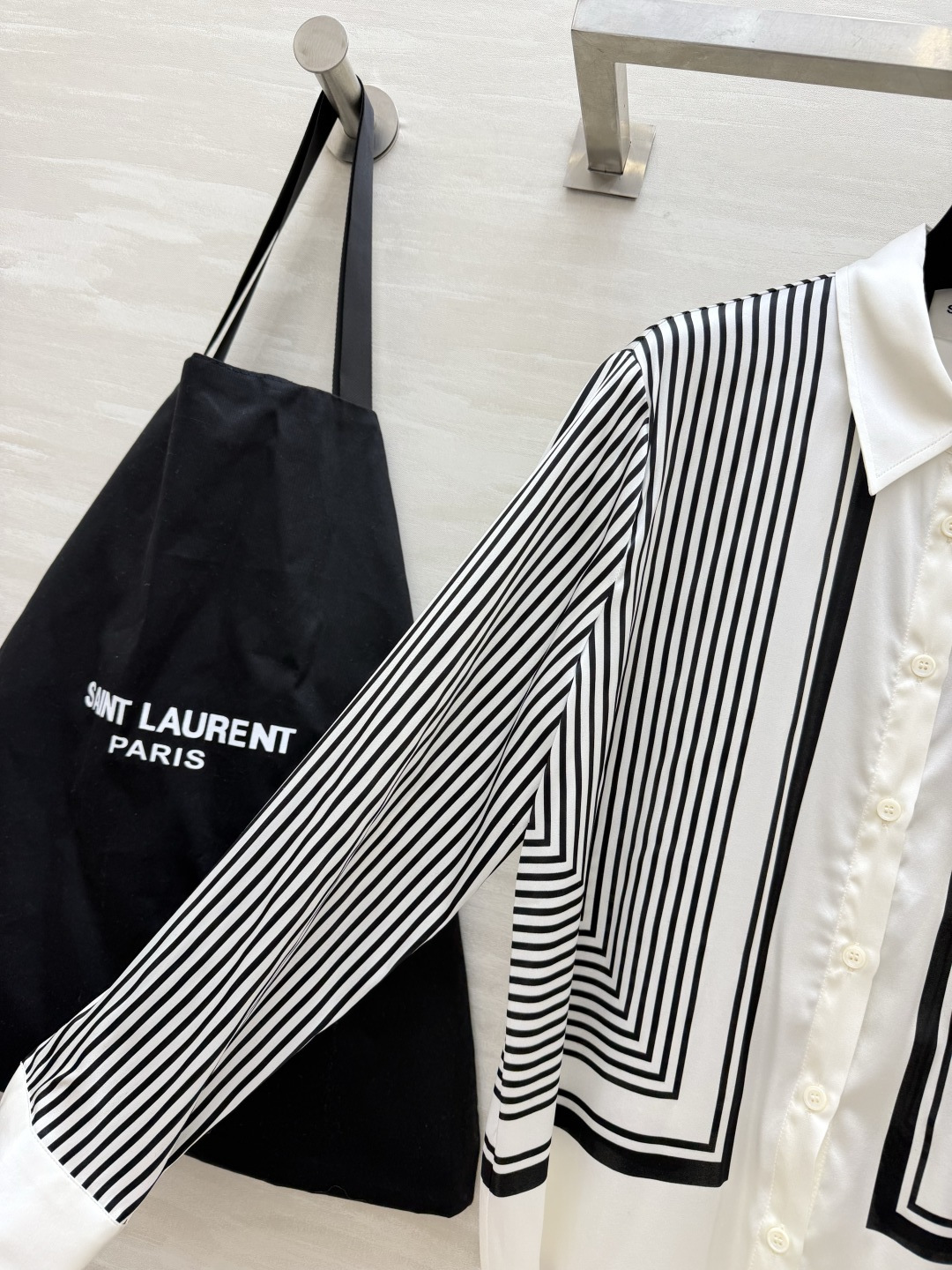 YSL²⁶经典黑白条纹真丝衬衫 永不过时的高段位极简高级感✨艺术感几何竖条纹撞色设计 利落翻领经典门襟剪