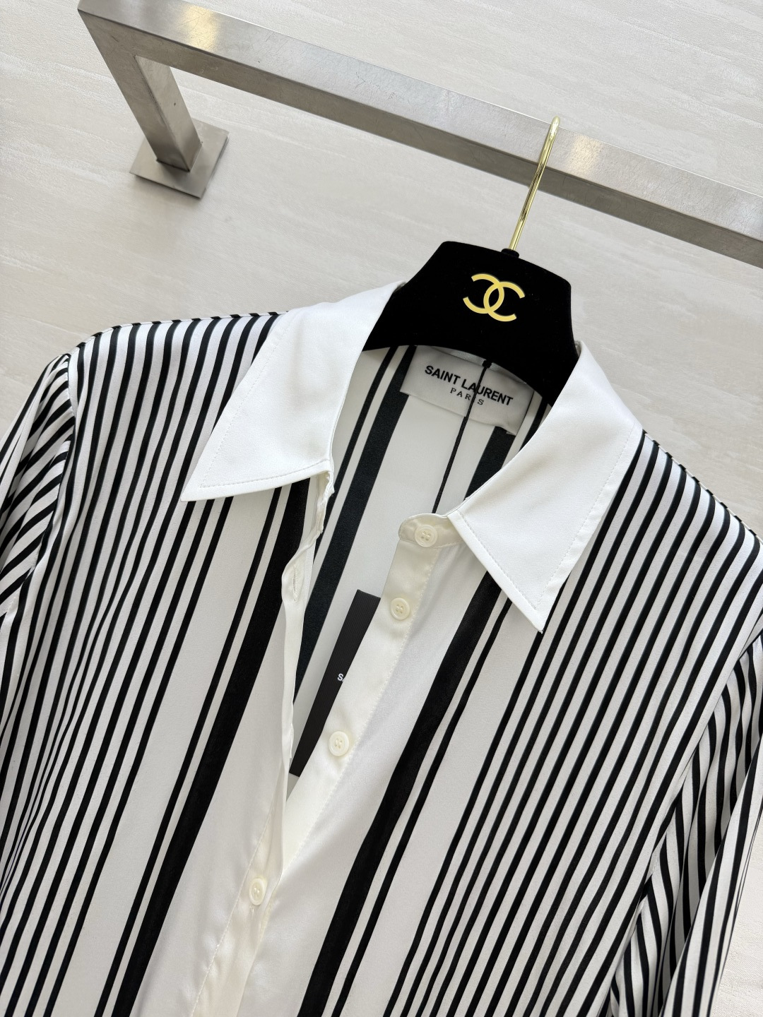 YSL²⁶经典黑白条纹真丝衬衫 永不过时的高段位极简高级感✨艺术感几何竖条纹撞色设计 利落翻领经典门襟剪