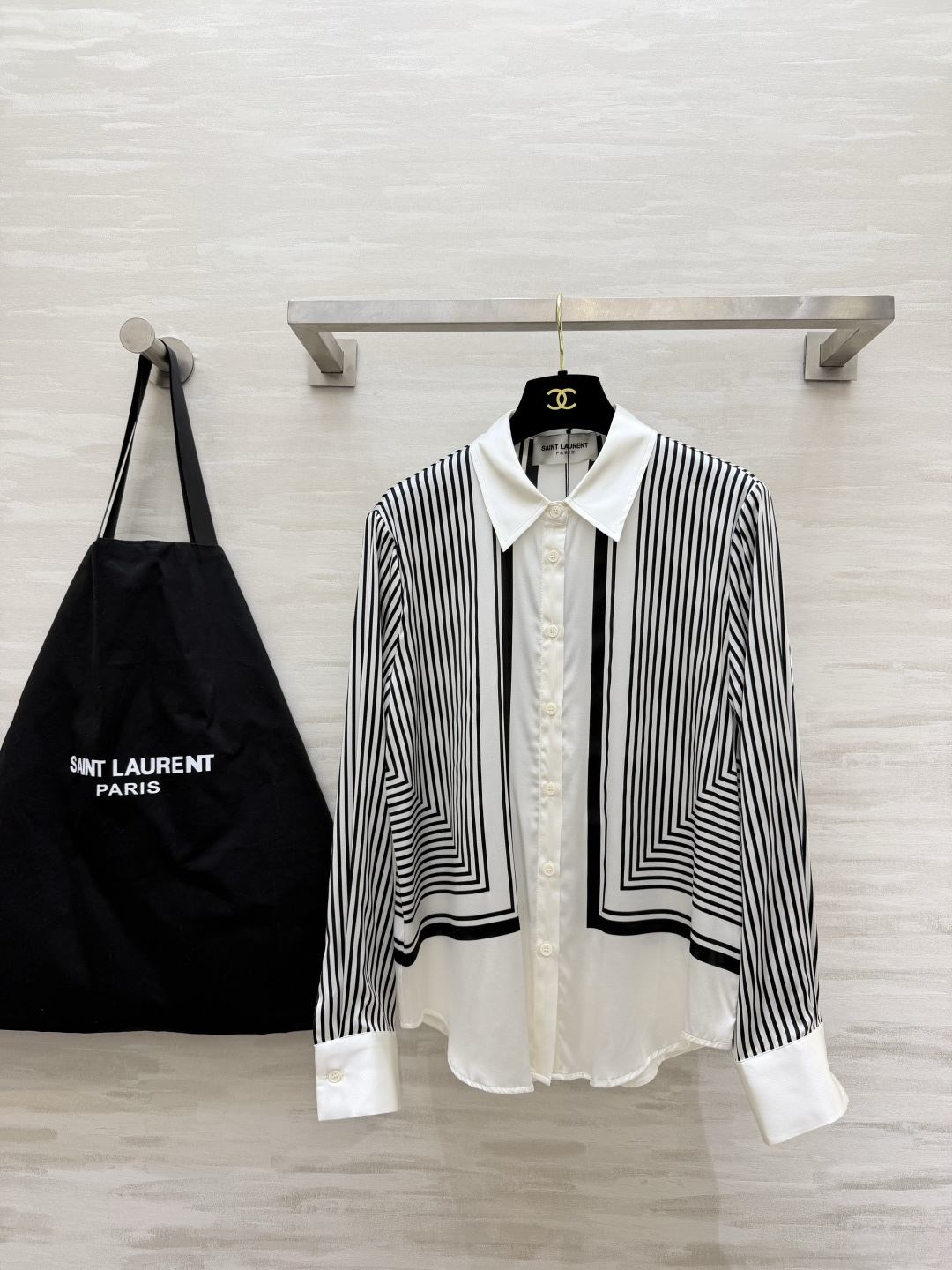 YSL²⁶经典黑白条纹真丝衬衫 永不过时的高段位极简高级感✨艺术感几何竖条纹撞色设计 利落翻领经典门襟剪