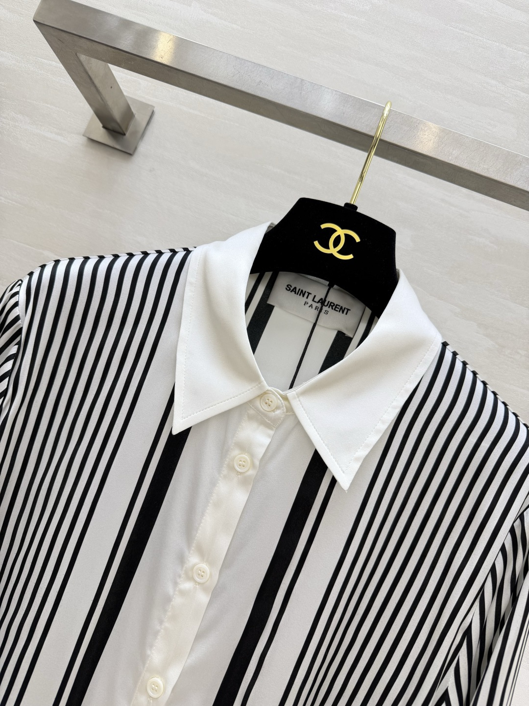 YSL²⁶经典黑白条纹真丝衬衫 永不过时的高段位极简高级感✨艺术感几何竖条纹撞色设计 利落翻领经典门襟剪