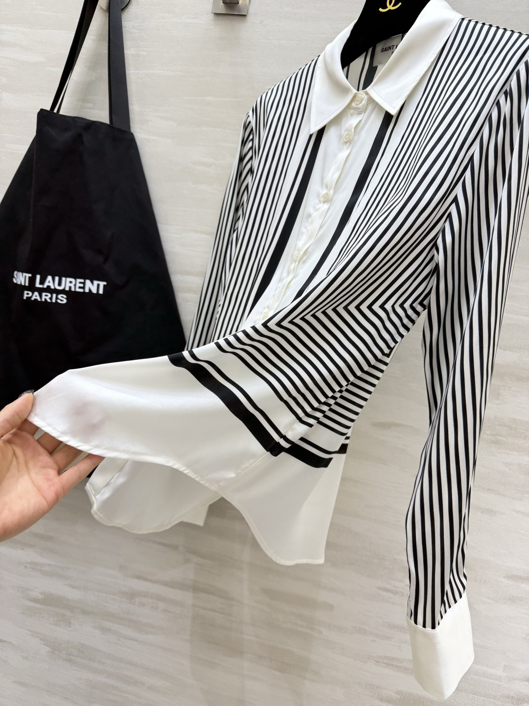 YSL²⁶经典黑白条纹真丝衬衫 永不过时的高段位极简高级感✨艺术感几何竖条纹撞色设计 利落翻领经典门襟剪