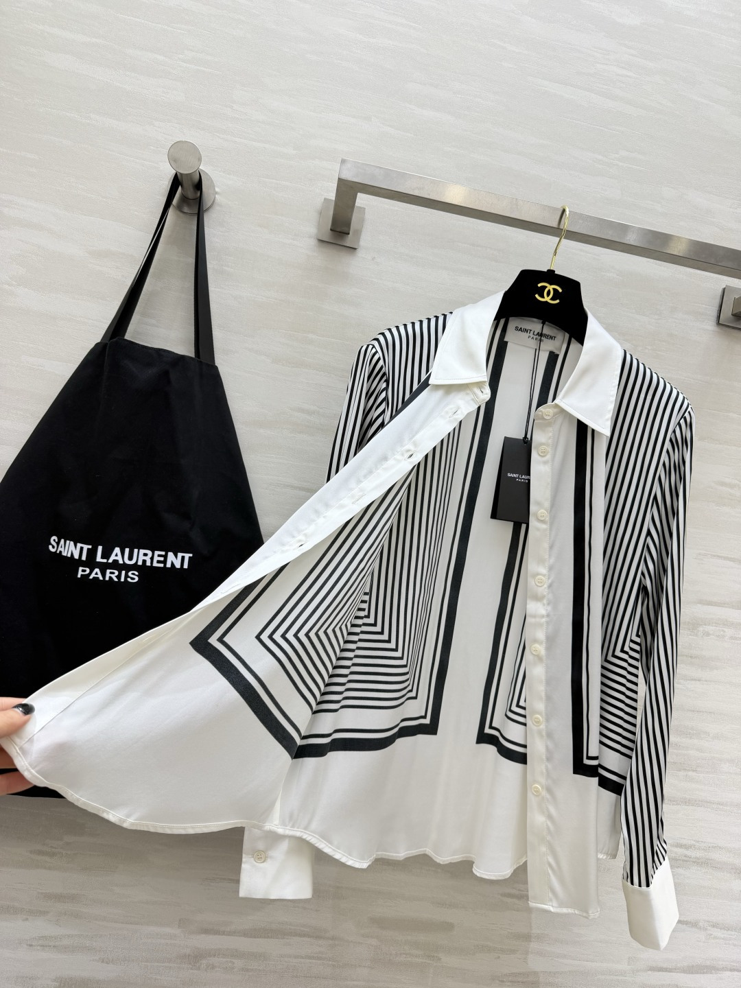 YSL²⁶经典黑白条纹真丝衬衫 永不过时的高段位极简高级感✨艺术感几何竖条纹撞色设计 利落翻领经典门襟剪