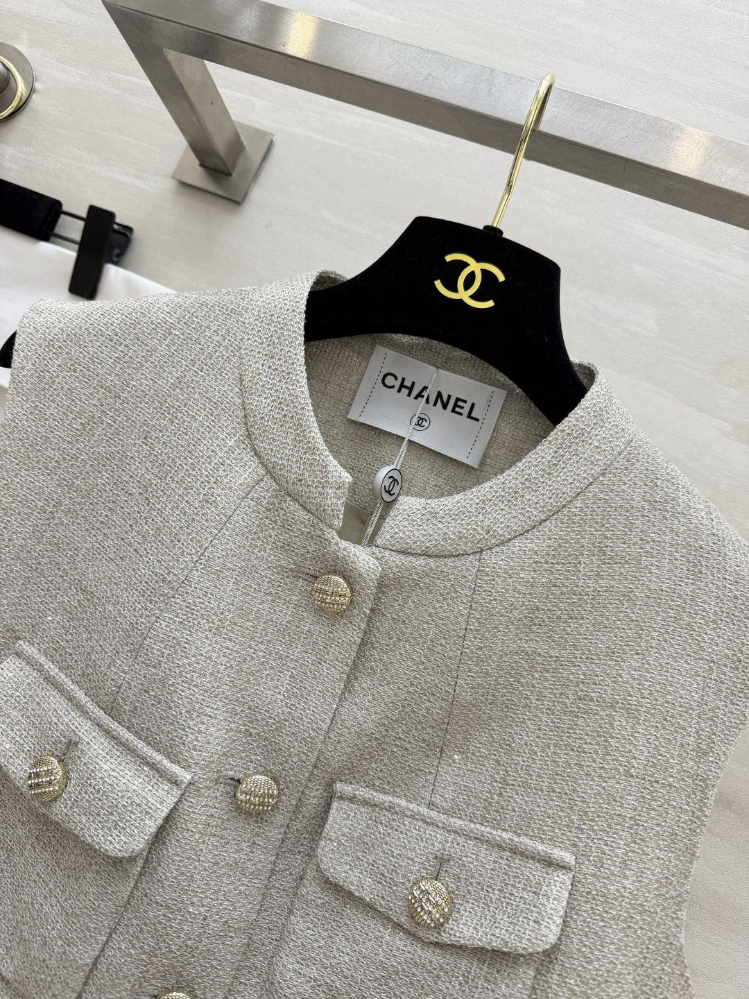 #Chane♡²⁶浅灰粗花呢马甲 优雅永不过时的高阶穿搭单品🤍高级浅灰调粗纺肌理面料 细闪低调点缀 自带