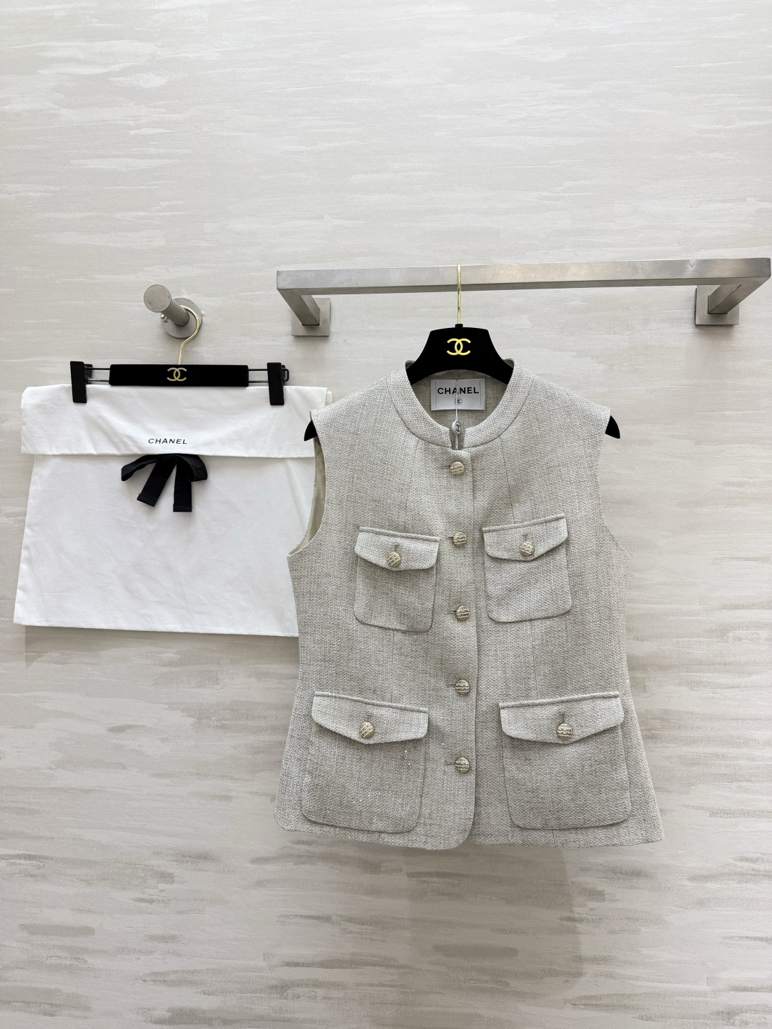 NO:822201,#Chane Light Gray Tweed Vest Elegant and timeless high-end wear item, high-end light gray tone slub texture fabric, fine glitter and low-key embellishment, with soft light and nobility. Classic round neck, multi-pocket workwear tailoring with retro metal engraved lady buttons, neat waist design, easily optimize body proportions. Sleeveless vest is a universal layering tool. Just wear it with you and you will have the exquisite atmosphere of a wealthy family. High-quality customization  Available in stock first size S/M/L (S size shoulder width 37, bust 88, length 54), Chanel-clothing, chanel, chanel,19860909#Chane浅灰粗花呢马甲 优雅永不过时的高阶穿搭单品高级浅灰调粗纺肌理面料 细闪低调点缀 自带柔光贵气 经典圆领 多口袋工装剪裁搭配复古金属雕花名媛扣 利落收腰版型 轻松优化身材比例 无袖马甲万能叠穿神器 随手一搭就是富家千金的精致氛围感 高品质定制 现货首发sizeS/M/L（s码肩宽37,胸围88,衣长54）,香奈儿-服装,chanel,chanel,,Women's clothing