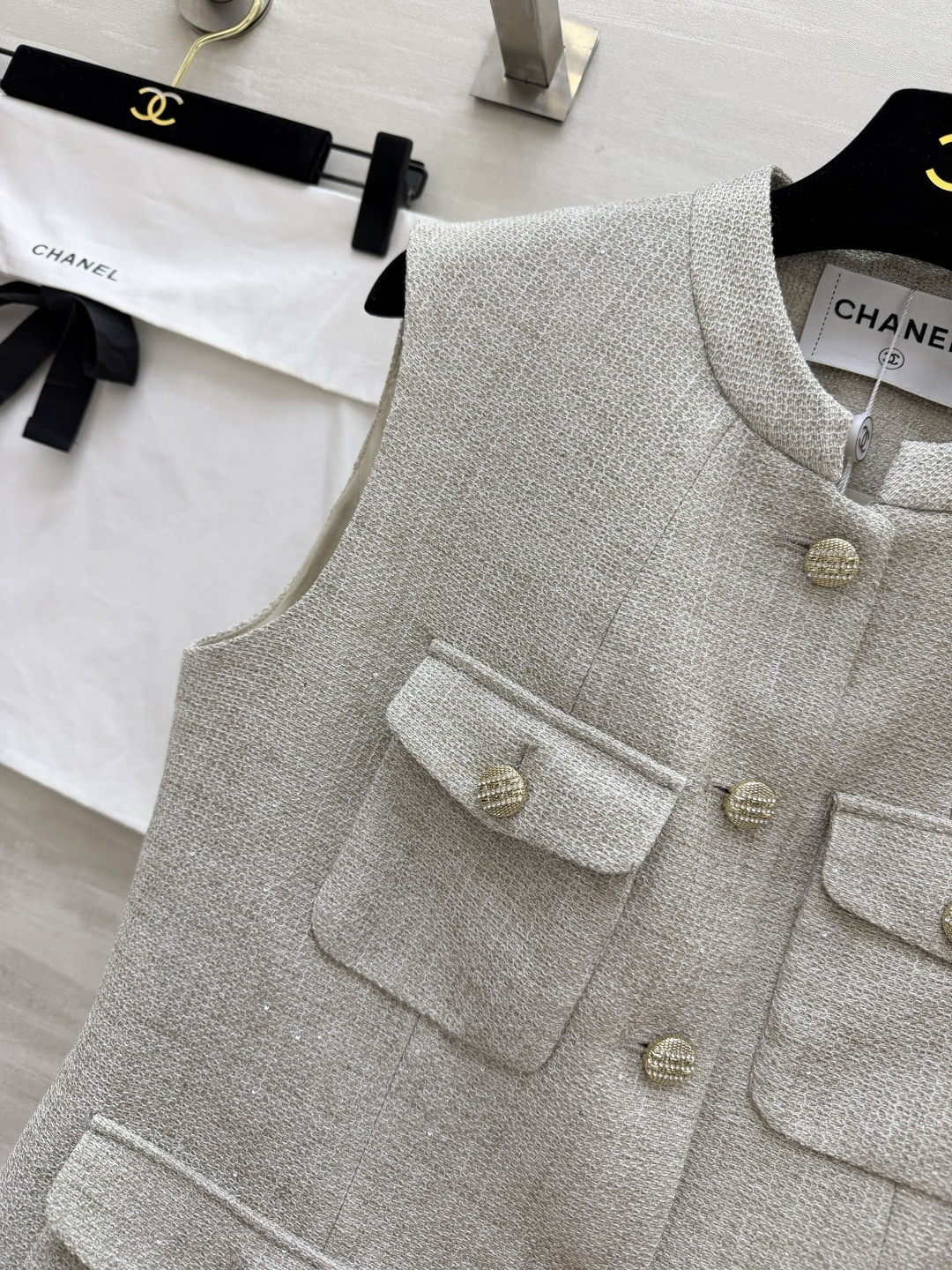 #Chane♡²⁶浅灰粗花呢马甲 优雅永不过时的高阶穿搭单品🤍高级浅灰调粗纺肌理面料 细闪低调点缀 自带