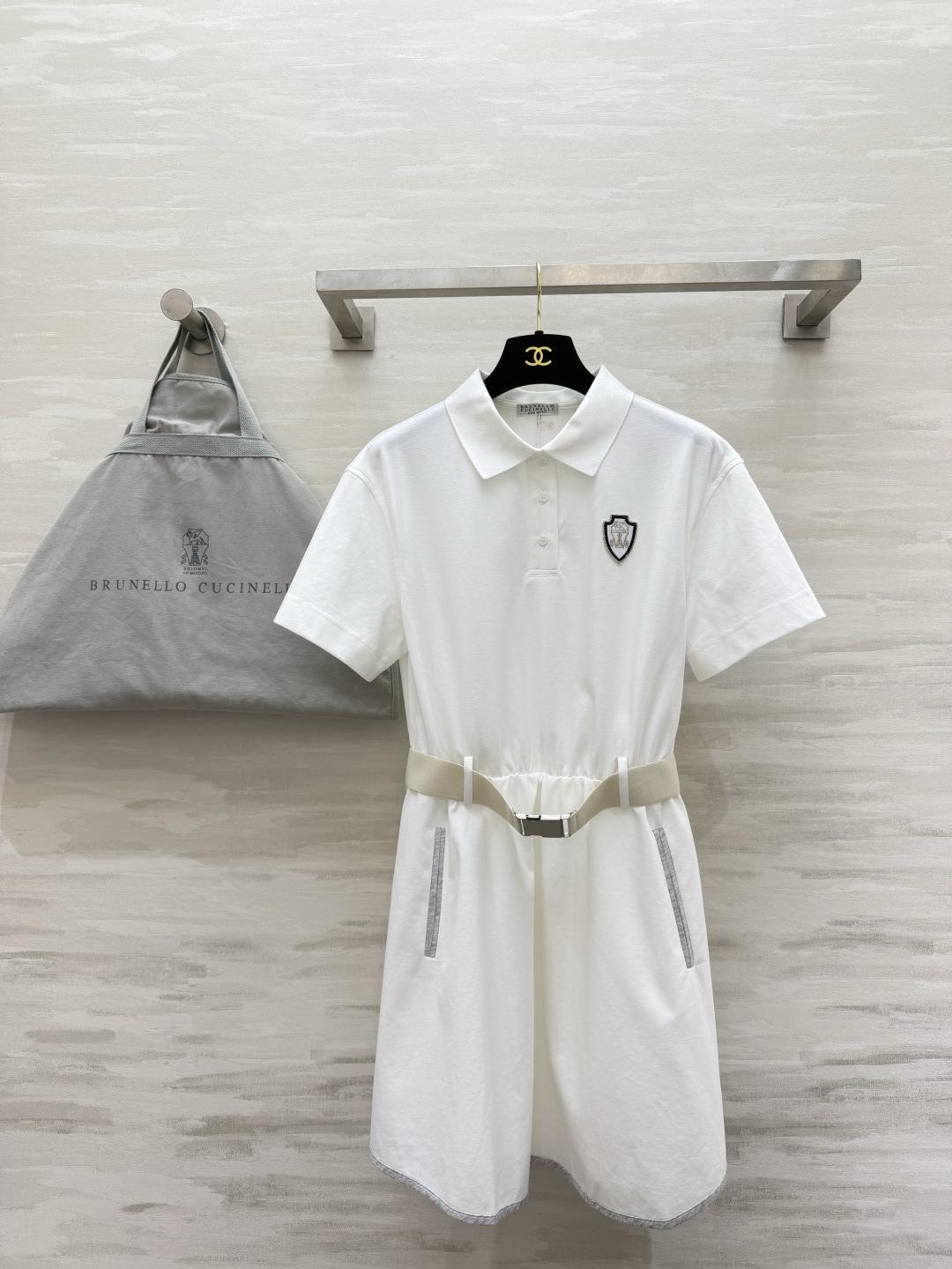 NO:822189,Brunello Cucinell Casual Polo Waist Dress, Italian minimalist and relaxed feeling, clean and pure off-white tone, classic Polo lapel, exquisite badge embroidery, with neat and refreshing college light luxury temperament, original belt of the same color, precise pinching of the high waistline, optimized body proportions to make the legs longer in seconds, side pockets, details with contrasting gray edges, low-key and full of high-end ingenuity, soft and breathable piqué cotton fabric, the upper body is skin-friendly and comfortable  Suitable for daily travel, commuting to work, and casual dating. Effortless noble temperament. Easily wear a gentle heroine style. High-quality customization. Available in stock first size S/M/L (S size bust 90, length 84), women's clothing, brunello cucinelli, skirts,19860909Brunello Cucinell休闲Polo收腰连衣裙 骨子里的意式极简松弛感干净纯净的米白色调 经典Polo翻领 精致徽章刺绣 自带利落清爽的学院轻奢气质 原配同色系腰带 精准掐出高腰线 优化身材比例 秒变大长腿 侧边口袋 细节灰边撞色 低调满满高级巧思 柔软透气的珠地棉面料 上身亲肤舒适 日常出游、通勤上班、休闲约会都适配 不费力的显贵气质 轻松穿出温柔大女主范儿 高品质定制 现货首发sizeS/M/L（s码胸围90,衣长84）,女装,brunello cucinelli,skirts,,Women's clothing