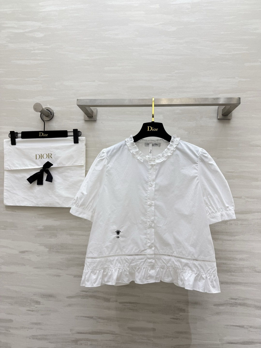 NO:822176,Dio French fungus-trimmed pure white shirt. Spring and summer wear with white moonlight ceiling. Exquisite fungus lace round neck. Gentle and modifies the neck. Puff sleeves easily hide the flesh of the arms. Bee embroidered hidden logo on the body. Low-key hidden brand texture. Hollow hem. Lotus leaf splicing skirt. Flexible and full. High-quality customization.  Available in stock first size S/M/L (S size bust 92, length 49), Dior-clothing, dior, dior, skirts,19860909Dio法式木耳边纯白衬衣 春夏穿搭白月光天花板精致木耳花边圆领 温柔又修饰脖颈 泡泡袖轻松藏住手臂拜拜肉 衣身蜜蜂刺绣暗标 低调暗藏品牌质感 下摆镂空 荷叶拼接裙摆 灵动感直接拉满 高品质定制 现货首发sizeS/M/L（s码胸围92,衣长49）,迪奥-服装,dior,dior,skirts,,Women's clothing