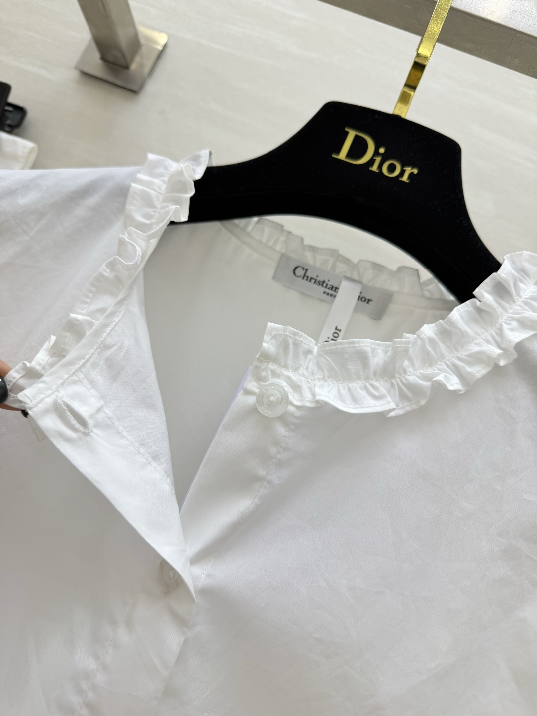 Dio♡²⁶法式木耳边纯白衬衣 春夏穿搭白月光天花板✨精致木耳花边圆领 温柔又修饰脖颈 泡泡袖轻松藏住手