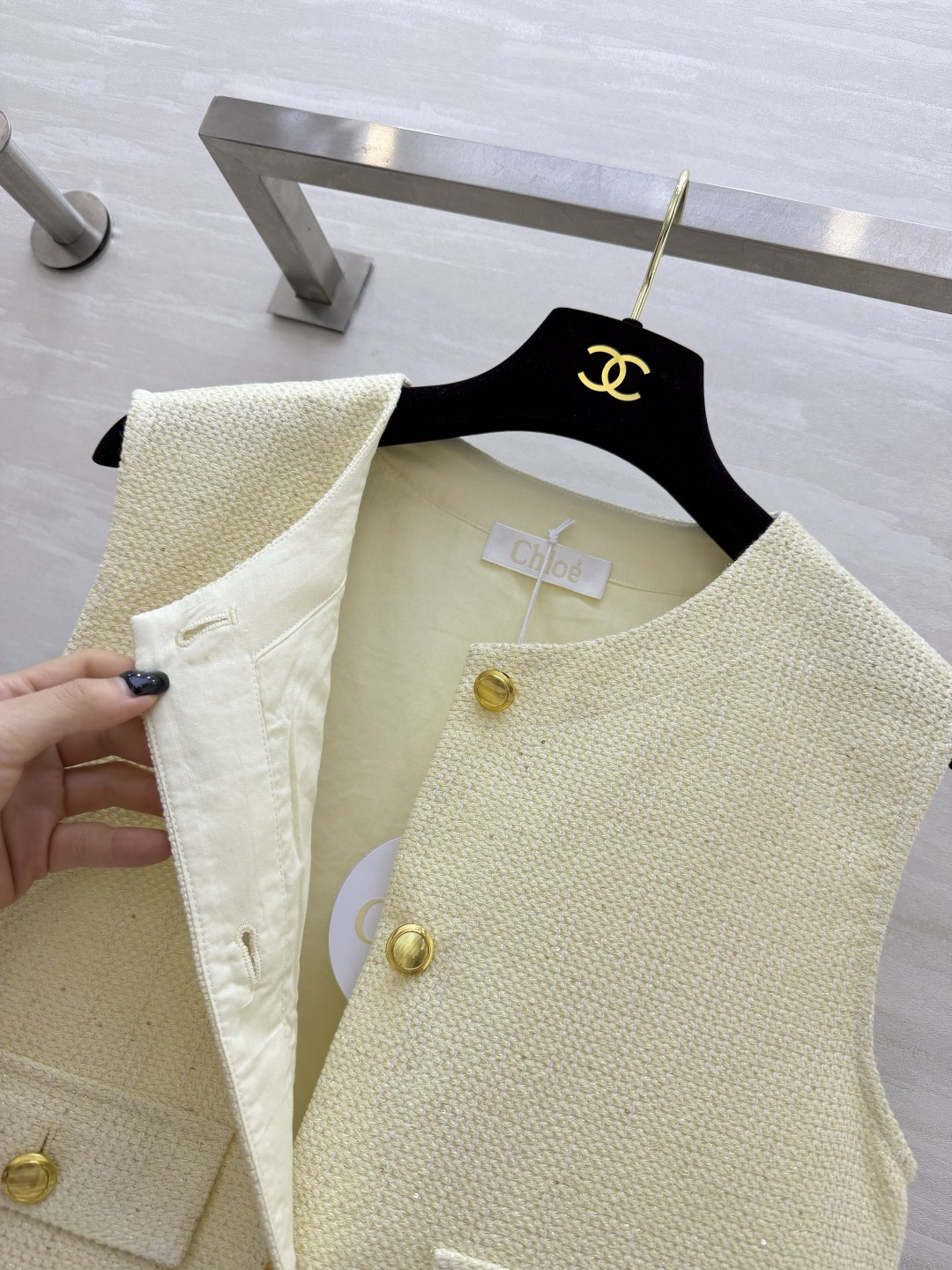 ✔️Chloé奶油色粗花呢马甲温柔奶黄配色｜显白不挑皮复古金扣设计｜轻奢感拉满宽松藏肉版型｜万能不挑身材