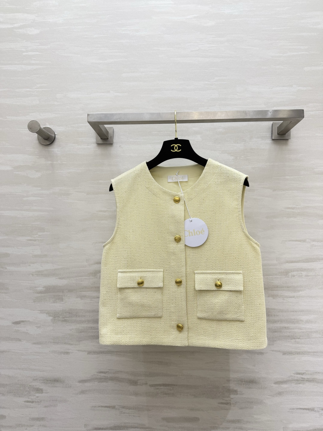 NO:822162,Chloé cream tweed vest Gentle yellow color | Whitening without picking up skin Retro gold buckle design | Light and luxurious feeling Loose and fleshy version | Universal and not picky Wearable in three seasons | Stacked ceiling French elegant commuting and casual must-have item High-quality customization Available in stock first size S/M/L (S size bust 92, length 48), women's clothing, chloe,19860909Chloé奶油色粗花呢马甲 温柔奶黄配色｜显白不挑皮 复古金扣设计｜轻奢感拉满 宽松藏肉版型｜万能不挑身材 三季可穿｜叠穿天花板 法式优雅通勤休闲必备单品 高品质定制 现货首发sizeS/M/L（s码胸围92,衣长48）,女装,chloe,,Women's clothing