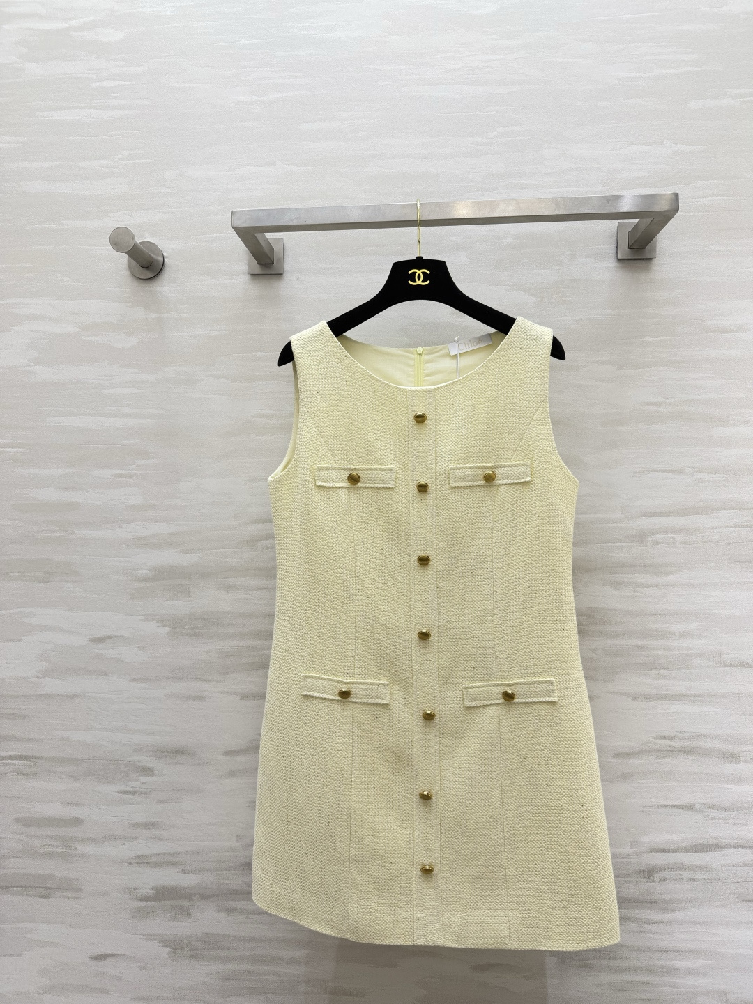 NO:822150,Chloé's classic sleeveless tweed shift dress. Clean and soft creamy beige. Gentle and energetic. High-definition crisp woolen fabric. The silhouette is upright and not easy to collapse. Exquisite retro gold buckle embellishment. The details are full of texture. Straight short skirt length. Optimize body proportions. It is neat and slim. Easily wear a nine-headed figure. High-quality customization.  Available in stock first size S/M/L (S size bust 88, skirt length 77), women's clothing, chloe, skirts,19860909Chloé经典无袖粗花呢直筒连衣裙 干净柔和的奶油米黄 温柔又元气 高定挺括粗纺面料 版型立挺不易软塌 精致复古金扣点缀 细节拉满质感 直筒短款裙长 优化身材比例 利落显瘦 轻松穿出九头身既视感 高品质定制 现货首发sizeS/M/L（s码胸围88,裙长77）,女装,chloe,skirts,,Women's clothing