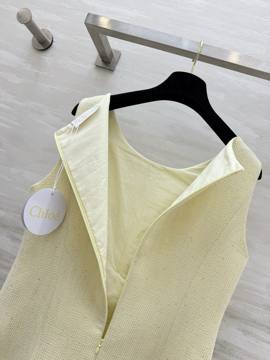 Chloé²⁶经典无袖粗花呢直筒连衣裙 干净柔和的奶油米黄 温柔又元气 高定挺括粗纺面料 版型立挺不易软
