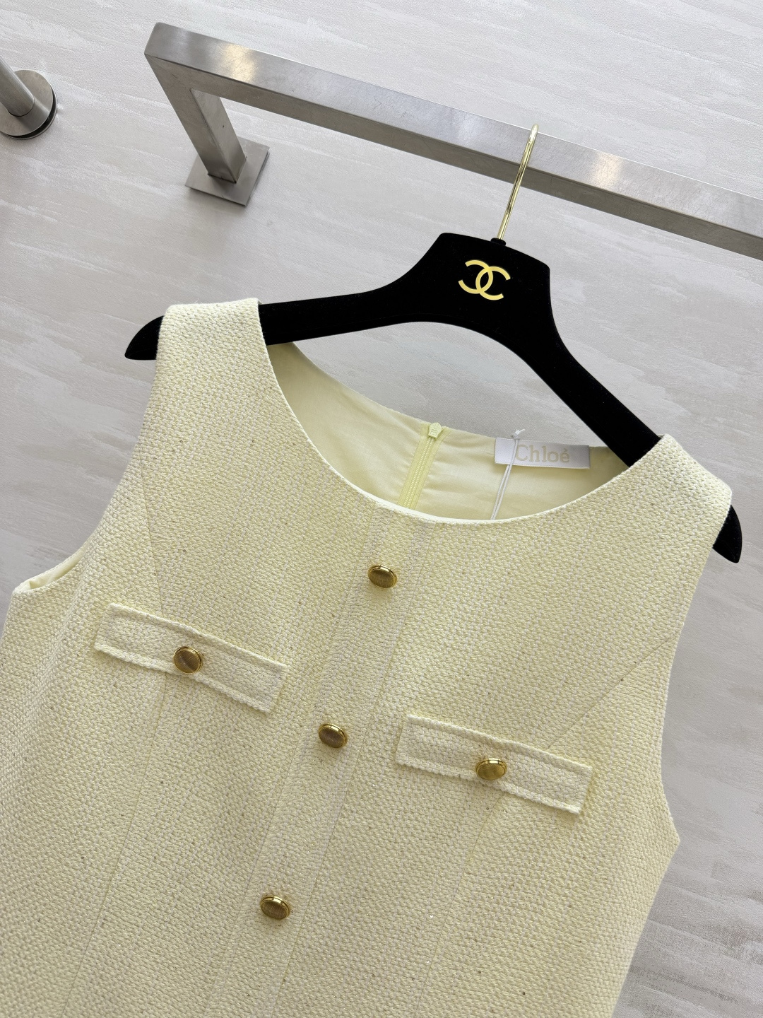 Chloé²⁶经典无袖粗花呢直筒连衣裙 干净柔和的奶油米黄 温柔又元气 高定挺括粗纺面料 版型立挺不易软