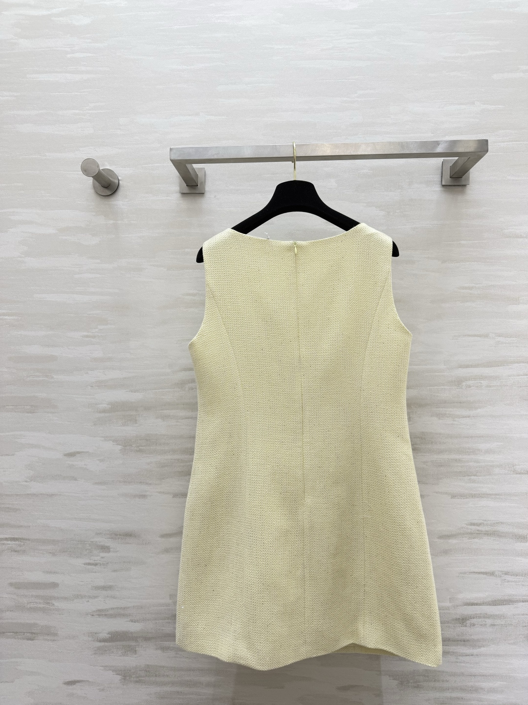 Chloé²⁶经典无袖粗花呢直筒连衣裙 干净柔和的奶油米黄 温柔又元气 高定挺括粗纺面料 版型立挺不易软