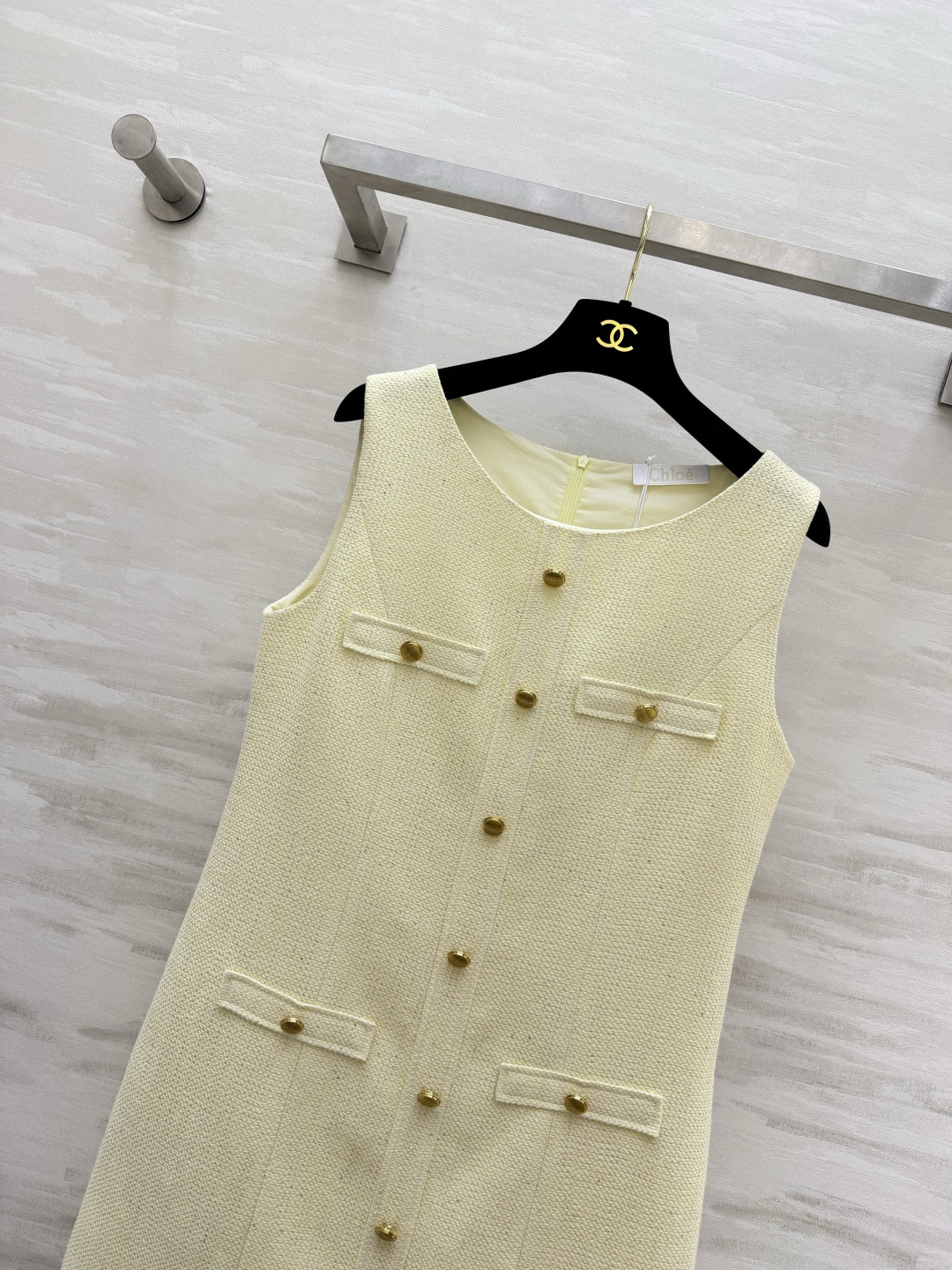 Chloé²⁶经典无袖粗花呢直筒连衣裙 干净柔和的奶油米黄 温柔又元气 高定挺括粗纺面料 版型立挺不易软