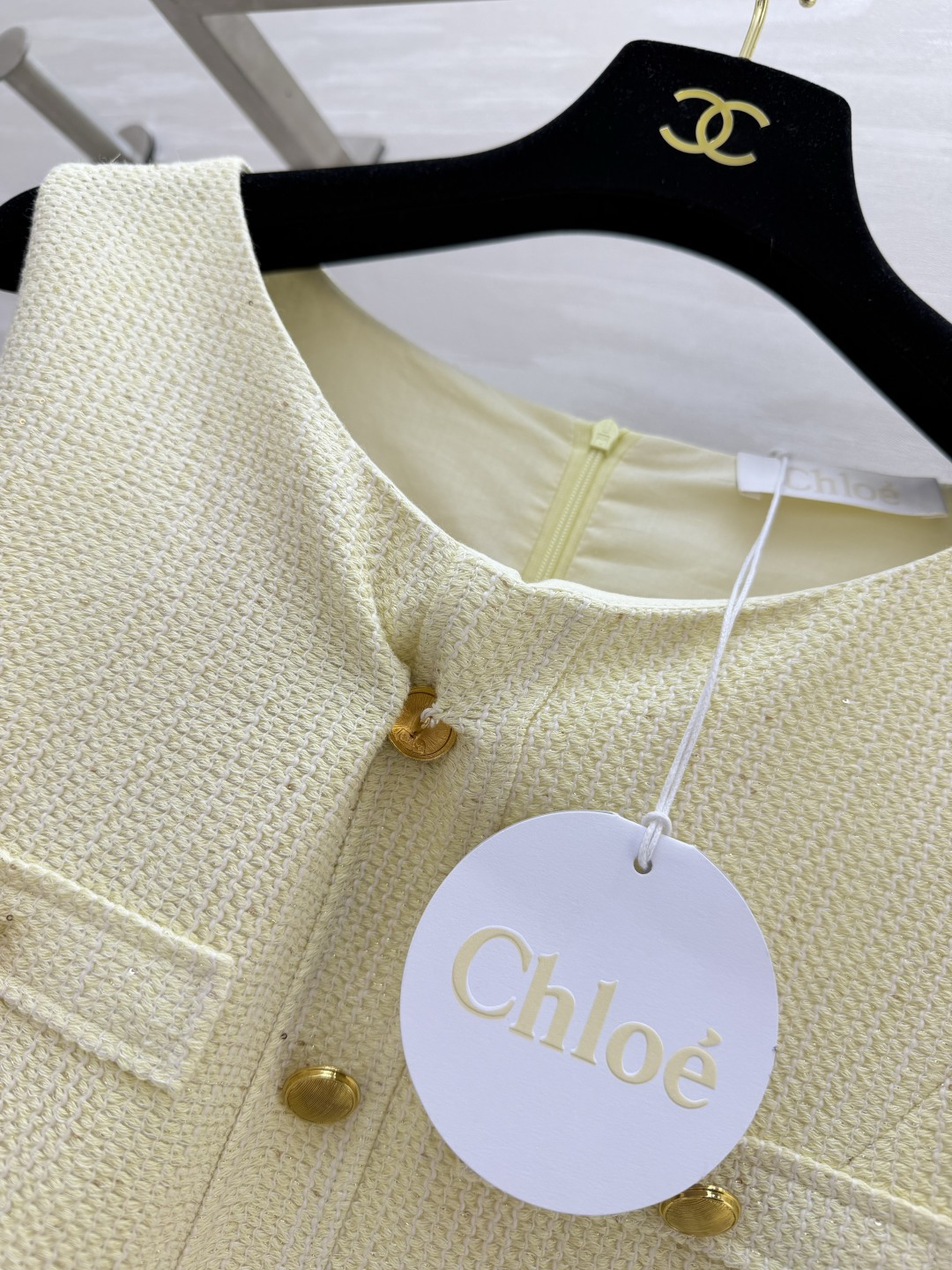 Chloé²⁶经典无袖粗花呢直筒连衣裙 干净柔和的奶油米黄 温柔又元气 高定挺括粗纺面料 版型立挺不易软