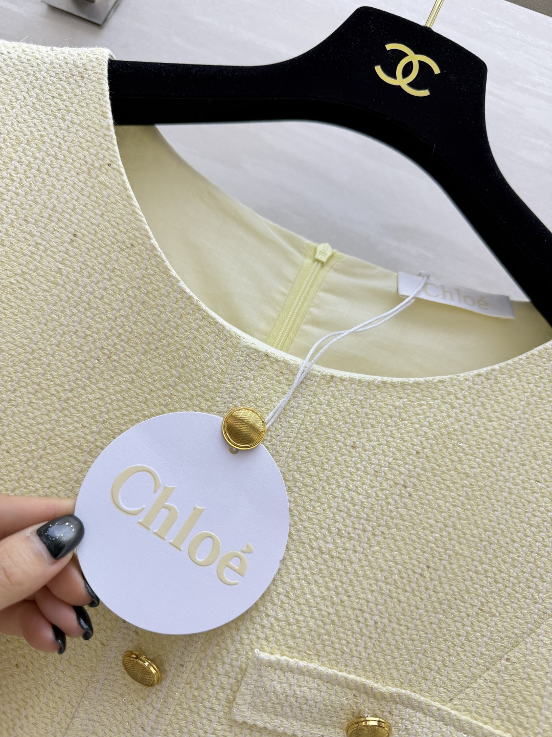 Chloé²⁶经典无袖粗花呢直筒连衣裙 干净柔和的奶油米黄 温柔又元气 高定挺括粗纺面料 版型立挺不易软